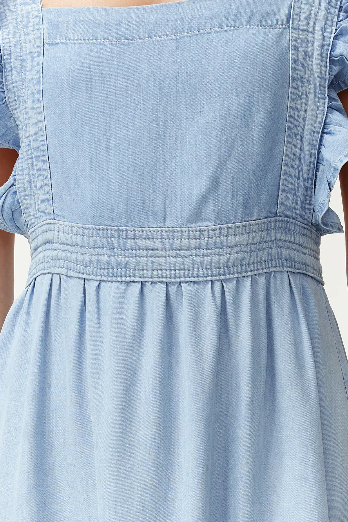 Trendyol Collection  Hellblaues Maxi-Jeanskleid mit Trägern und Rüschendetail TWOSS24EL00833