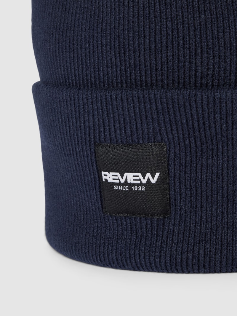 Beanie mit Label-Patch in marineblau