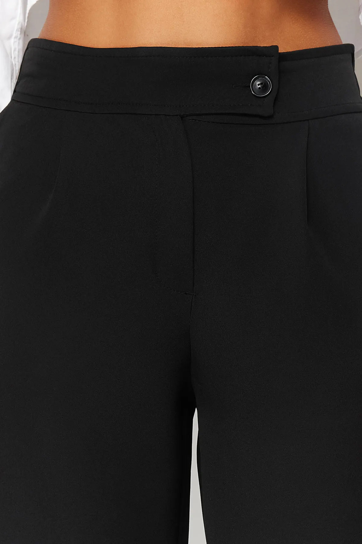 Trendyol Collection  Schwarze, plissierte Hose mit weitem Bein und gewebtem Gürteldetail TWOSS24PL00060