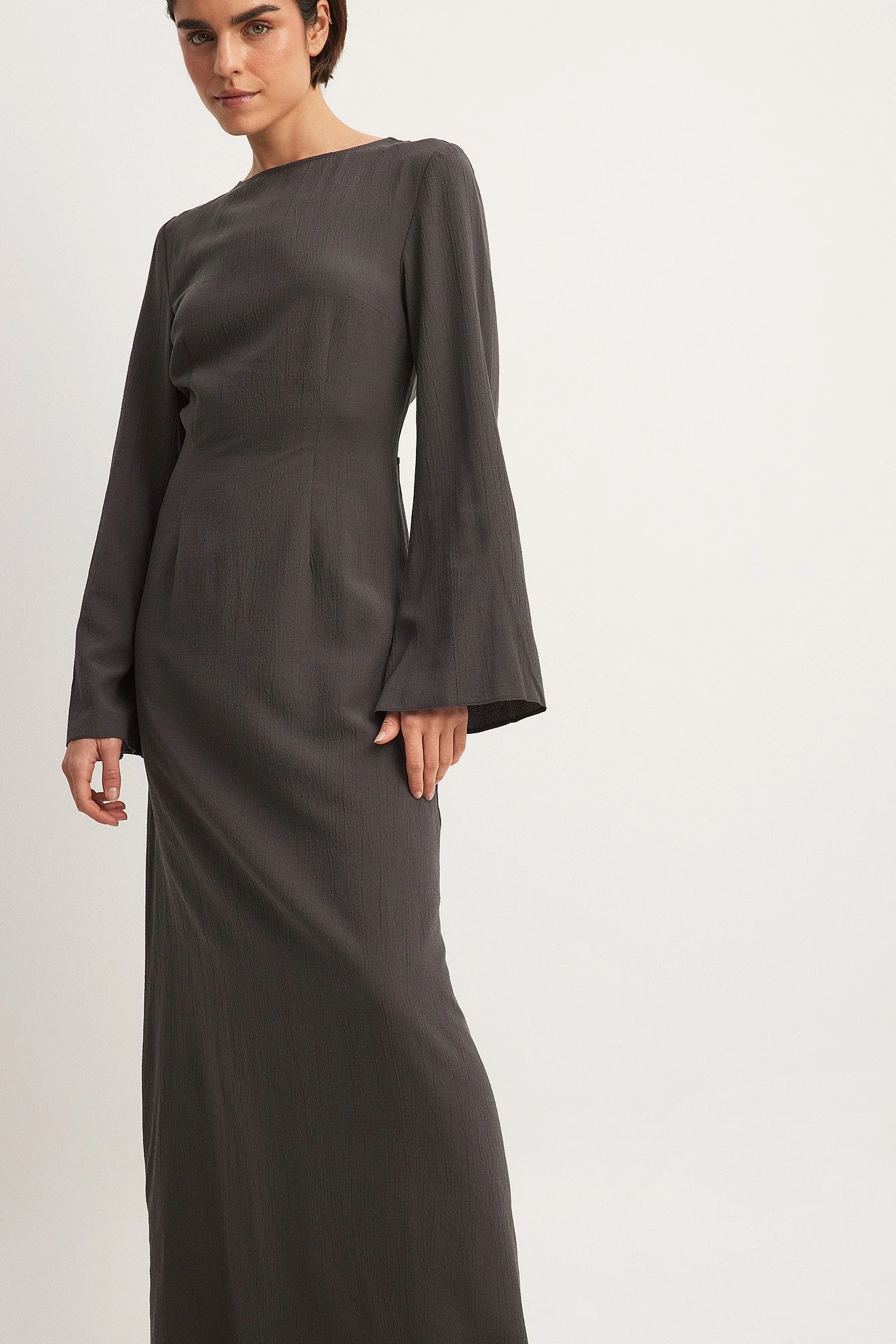 Strukturiertes Mélange-Kleid mit offenem Rücken