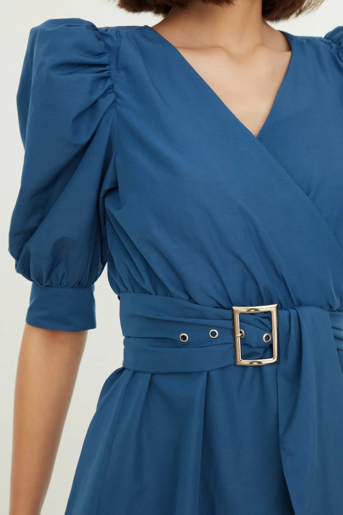 Trendyol Collection  Indigofarbenes, gewebtes Minikleid mit Gürtel und Öffnung an der Taille TWOSS20EL0619