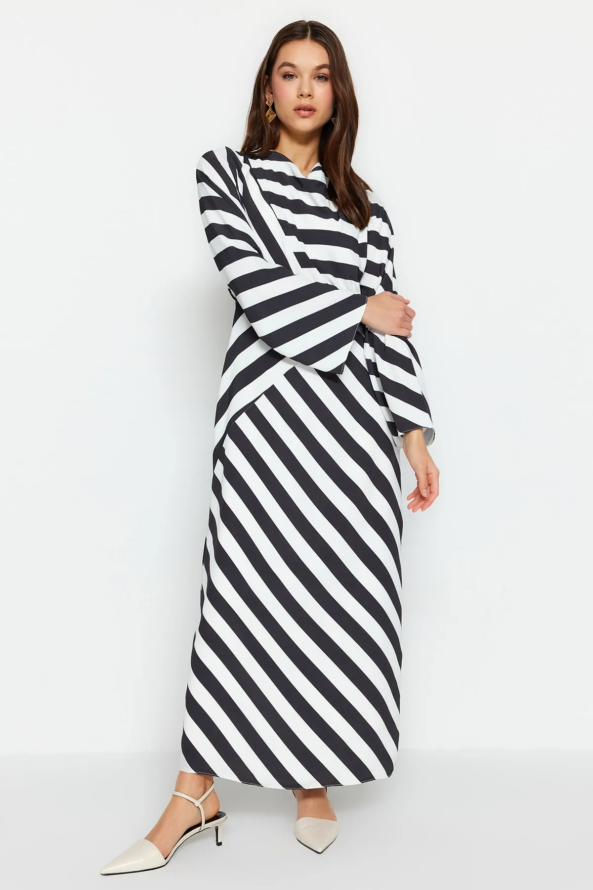 Trendyol Modest  Schwarzes, gestreiftes, gewebtes Kleid mit Degaje-Kragen TCTSS23EB00279