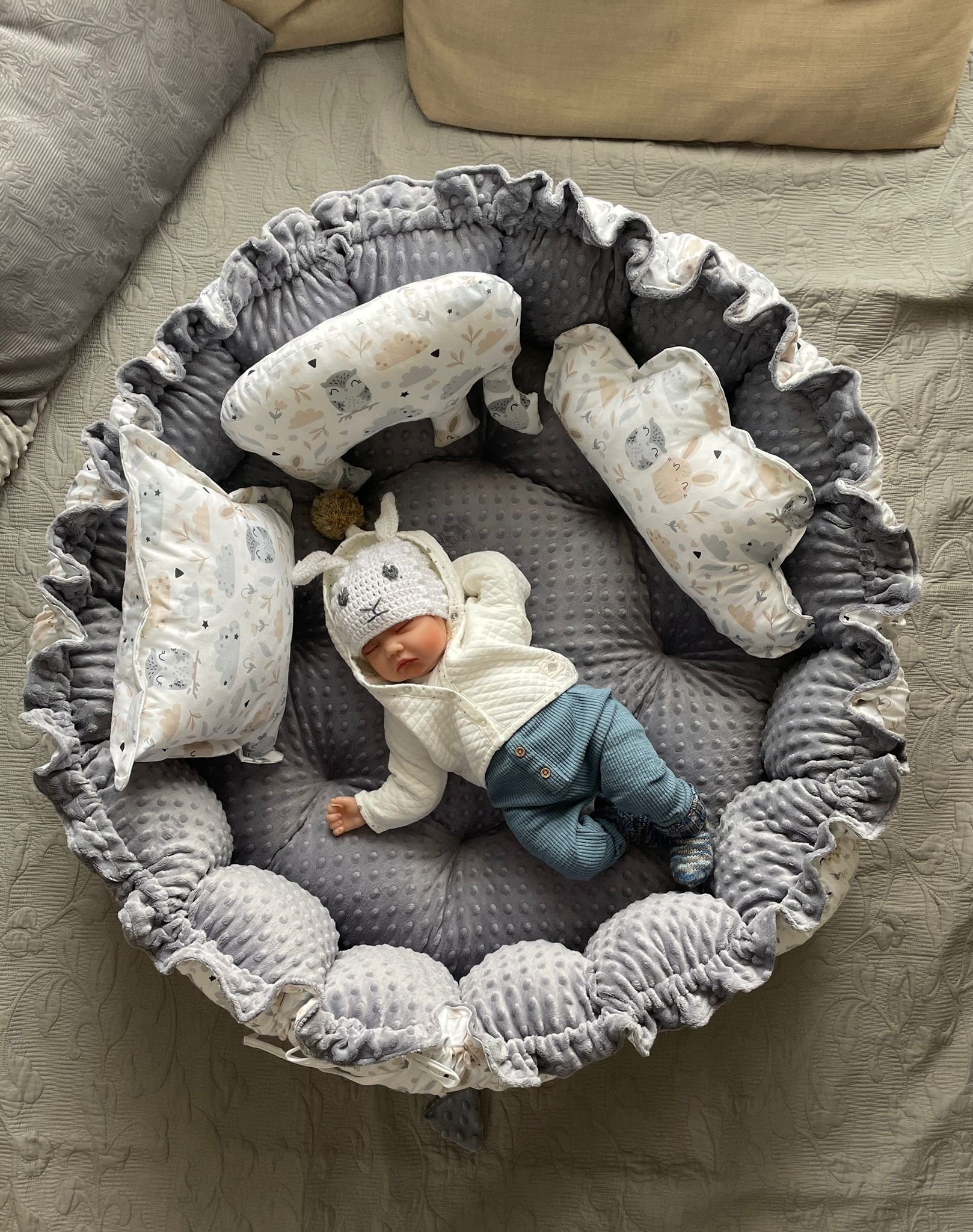 Loolay Bettnestchen MINKY Graphit/ HASE Beige-Weiß ENGELSNEST Babynest, Unterlage, (XXXL ale Nestchen Ø90cm; als Krabbledecke Ø155cm, Original LOOLAY® Babynestchen Spielmatte Reisebett ►SETS MIT ZUBEHÖR), 100% Europäische Stoffe und Kleinserien-Nähen
