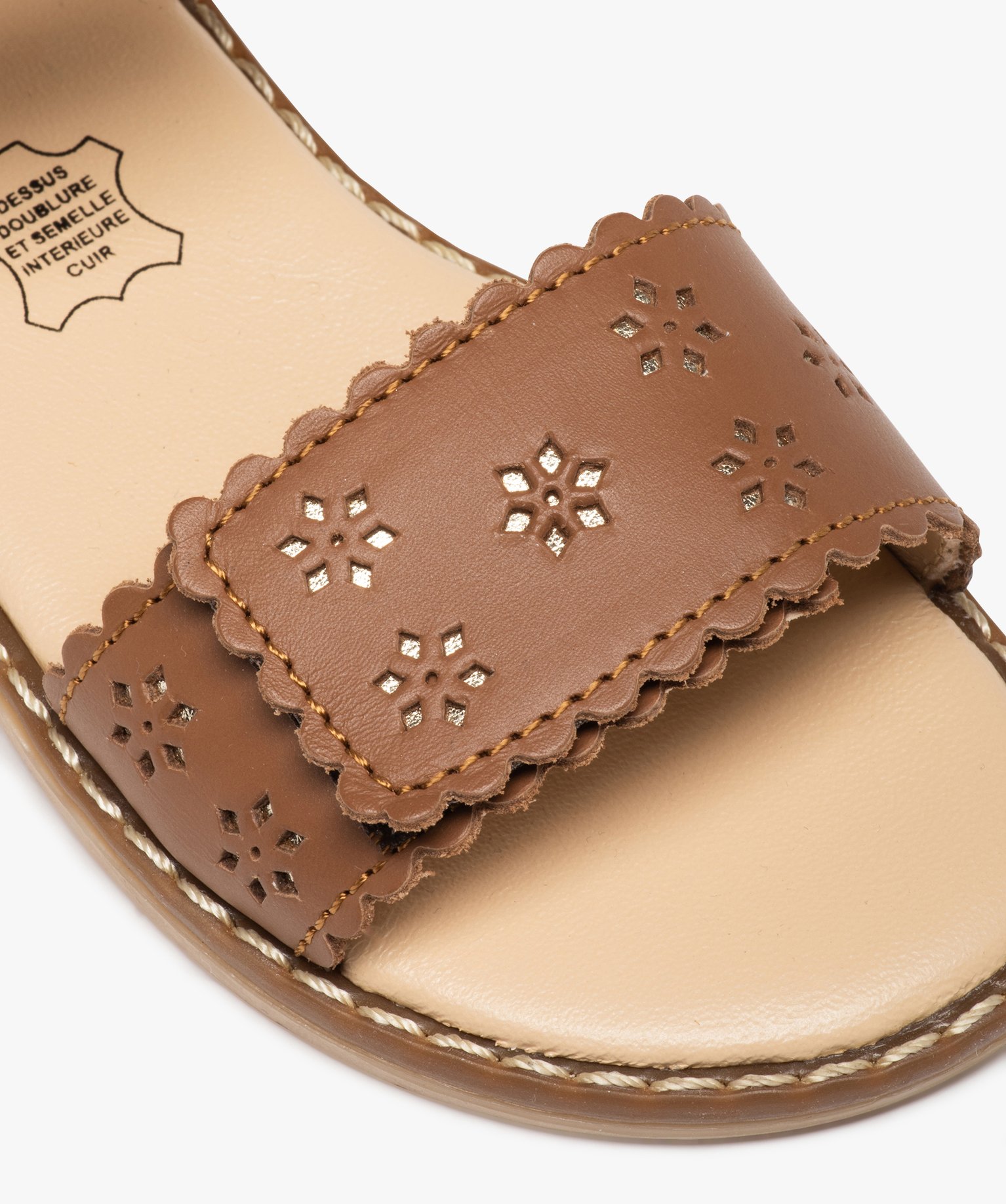 Sandales fille dessus cuir perforé à talon fermé – NA! camel | GEMO