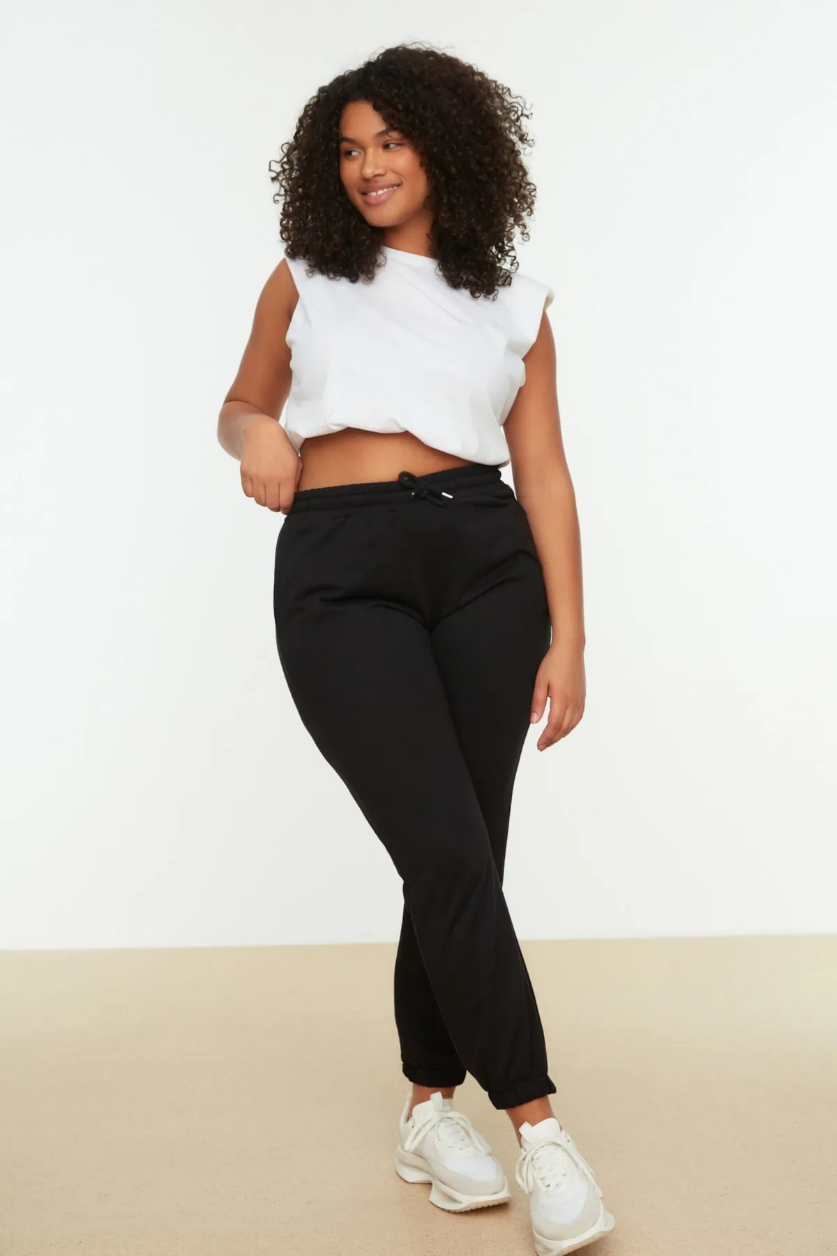 Trendyol Curve  Schwarze Jogger-Jogginghose aus elastischem Strick TBSSS22EA0065