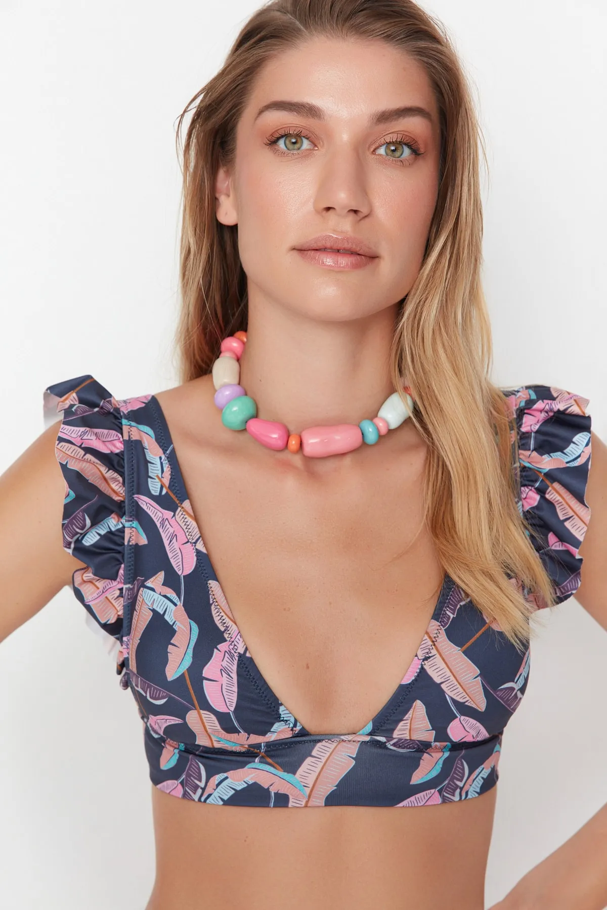 Trendyol Collection  Triangel-Bikinioberteil mit Rüschenblattmuster TBESS21BU0056