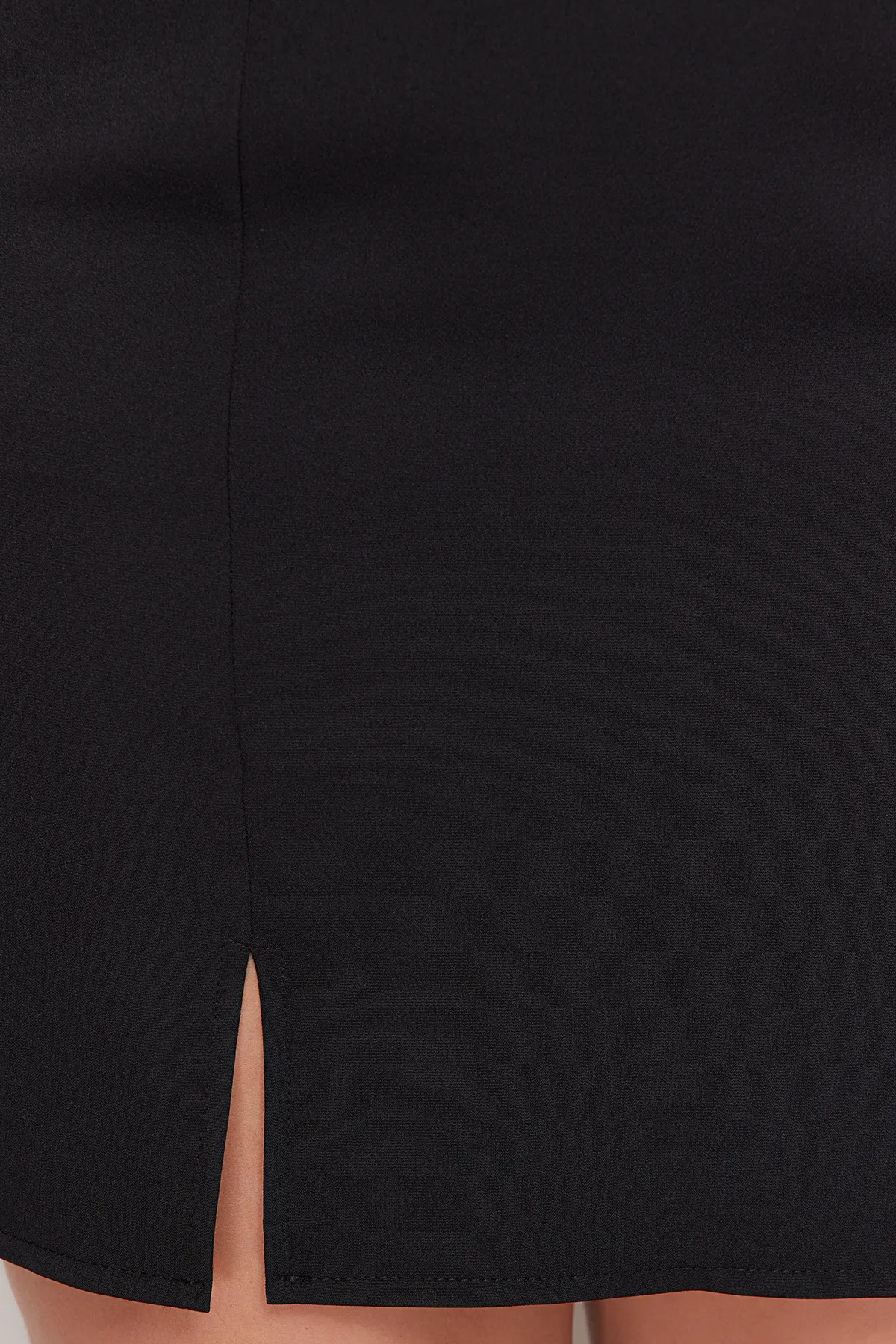 Trendyol Curve  Schwarzer gewebter Rock mit Schlitzdetail - TBBAW23AZ00048