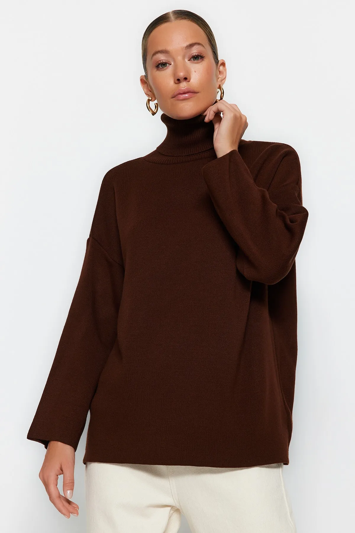 Trendyol Collection  Brauner Basic-Strickpullover mit weiter Passform TWOAW23KZ00206