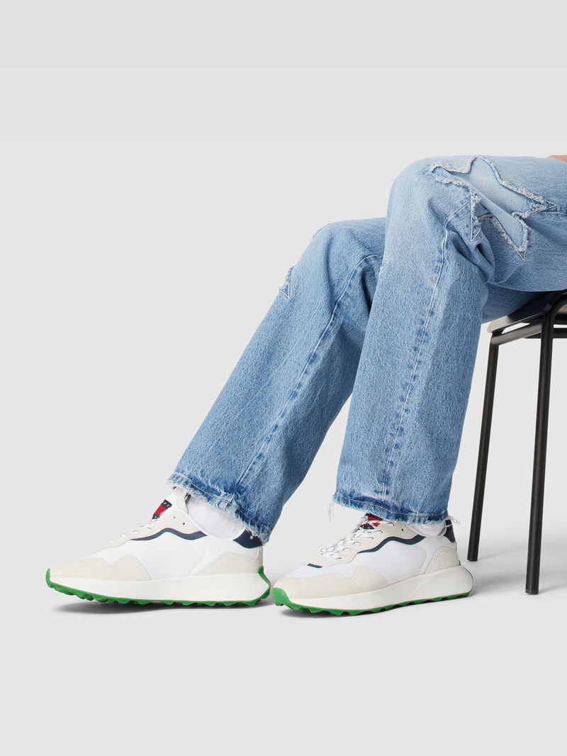 Sneaker mit Label-Details in weiß