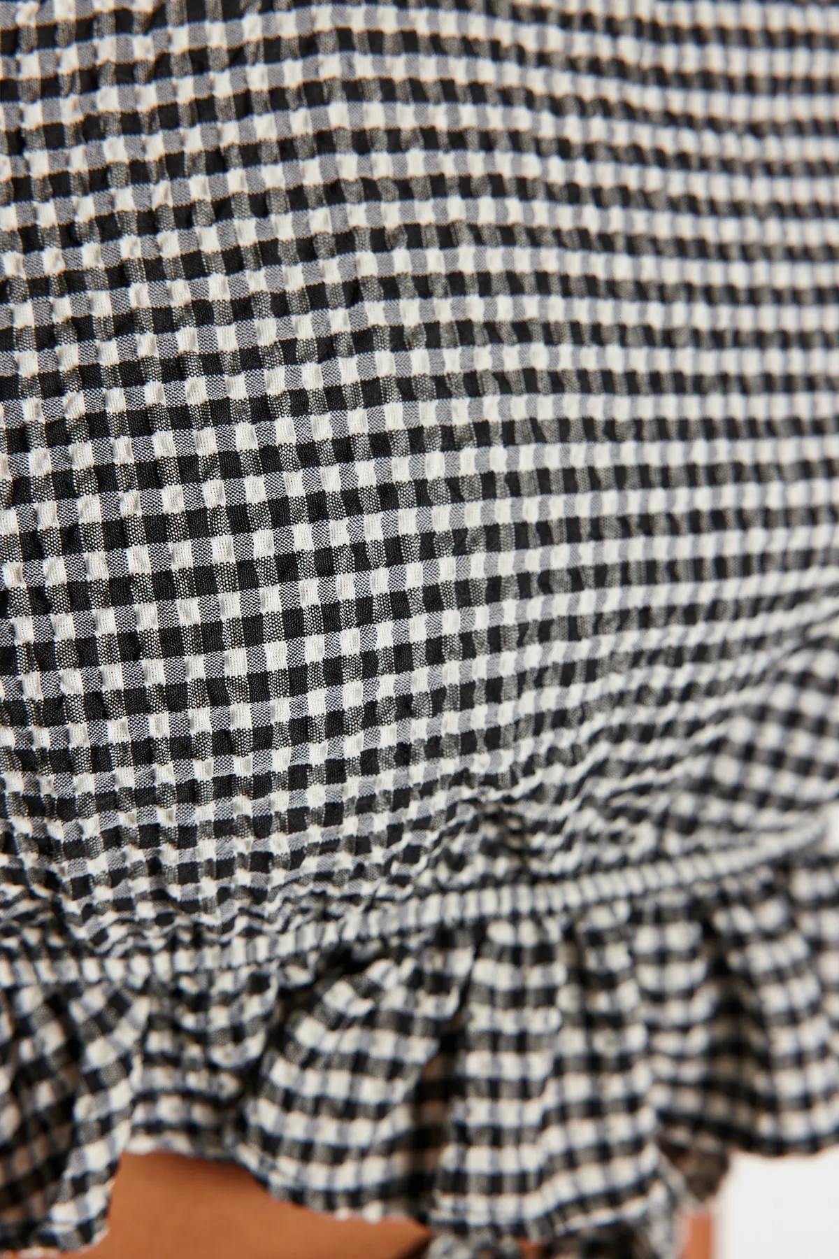 Trendyol Collection  Blusen-Rock-Set mit gewebten Rüschen und Gingham-Struktur TBESS23AU00160