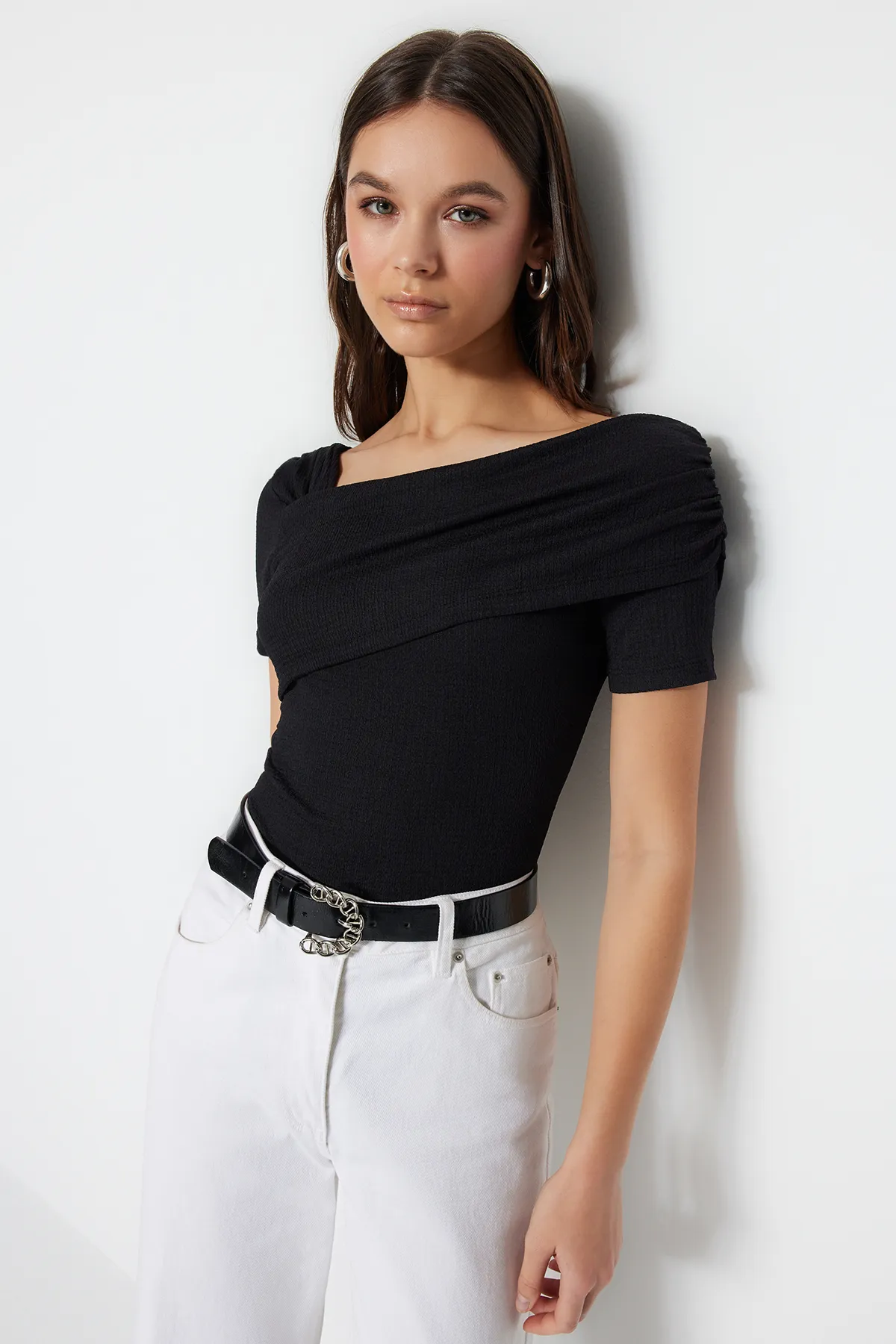 Trendyol Collection  Schwarzer, figurbetonter Strickbody mit asymmetrischem Kragen und Druckknöpfen TWOSS23BD00060