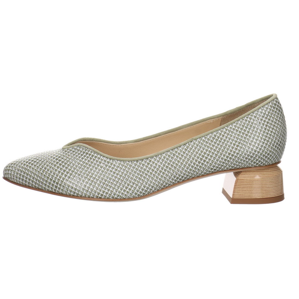 Brunate Pumps