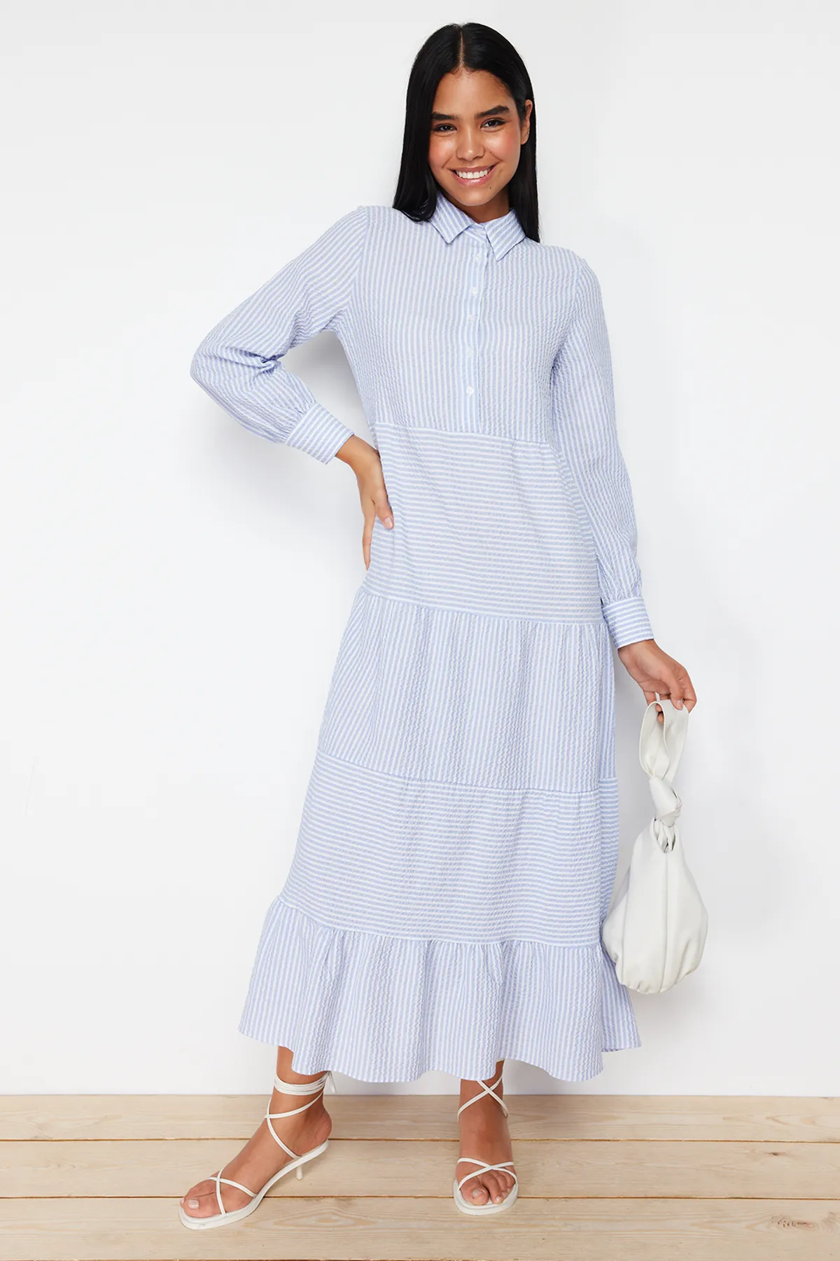 Trendyol Modest  Blaues, gewebtes Kleid mit Hemdkragen, gestreift und gefüttert TCTSS24EB00055