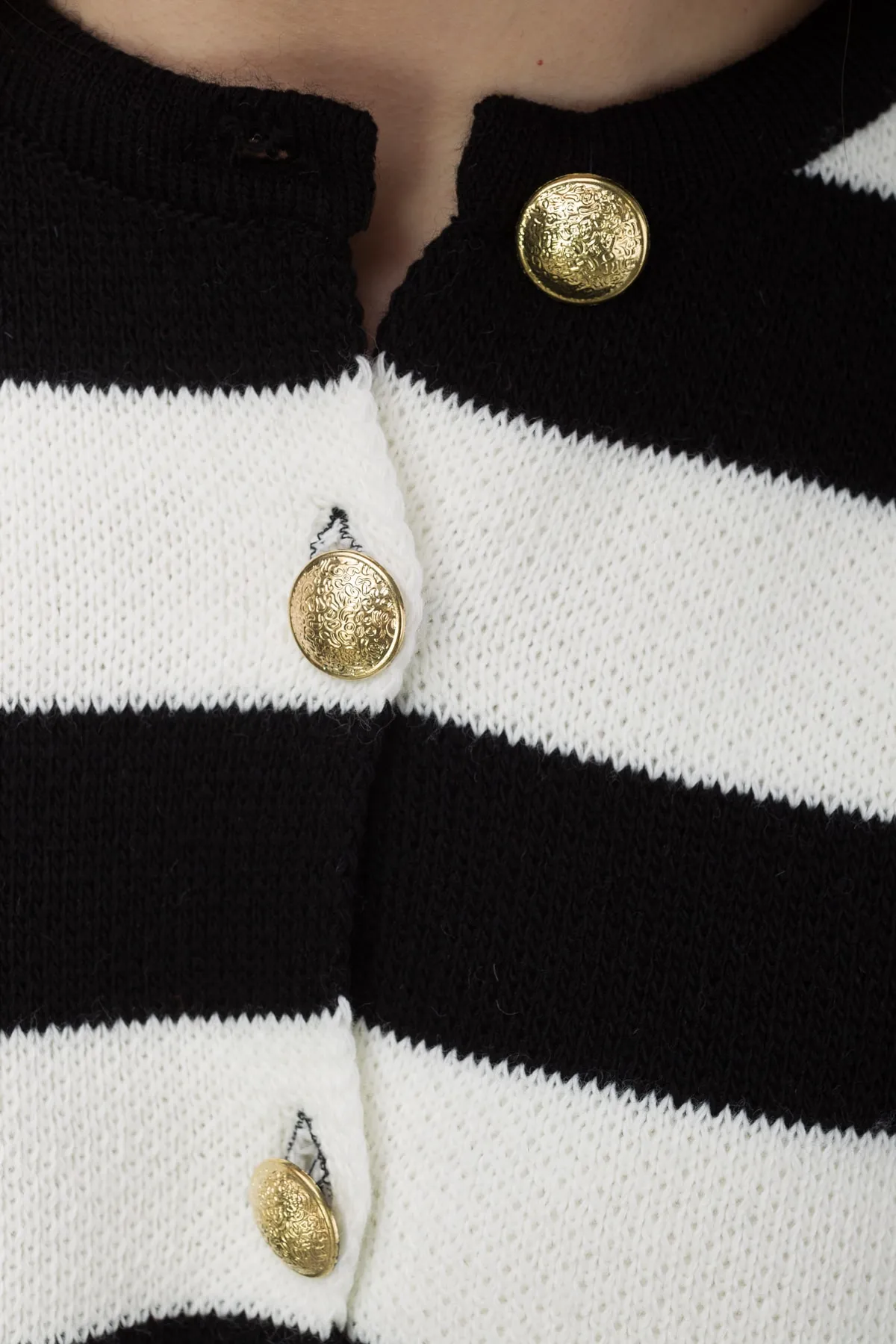 MODAGEN  Schwarz-weiß gestreifter Strick-Cardigan für Damen mit goldenen Knöpfen