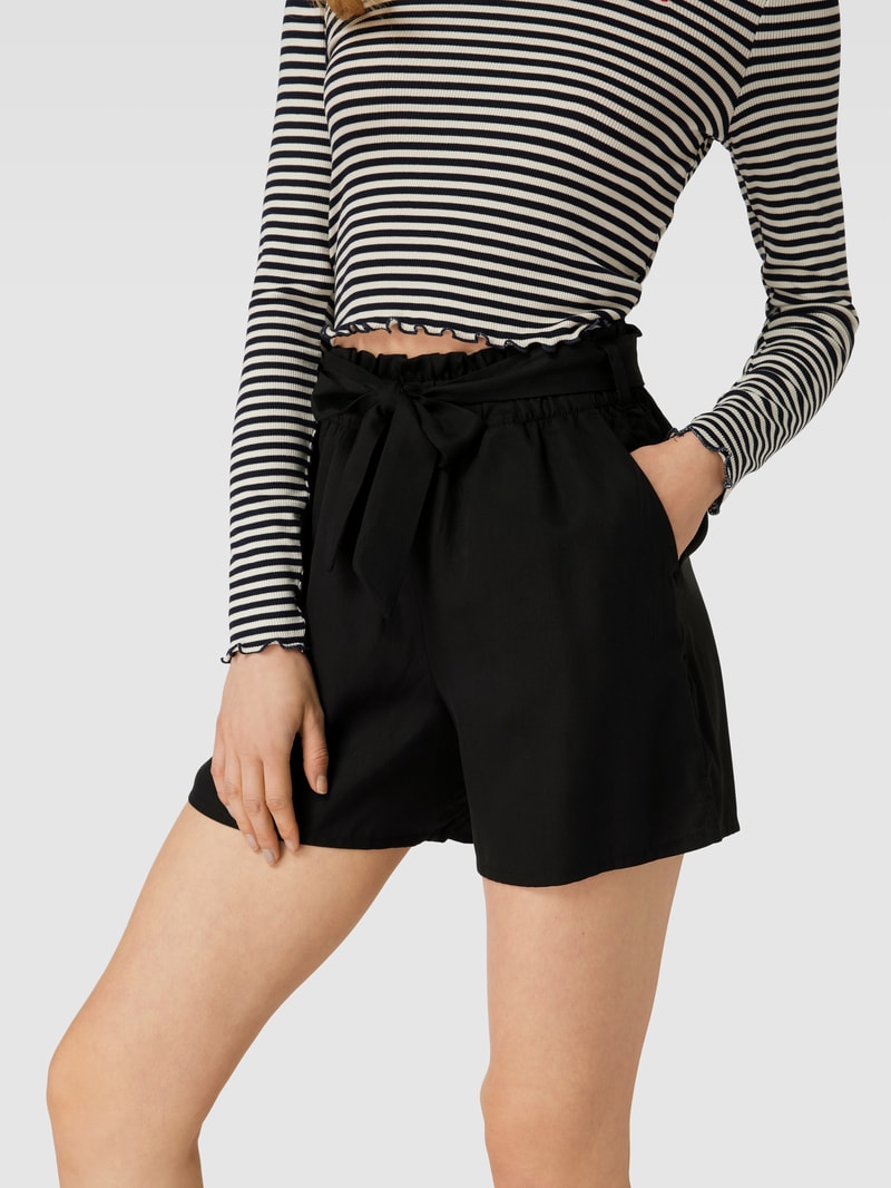 Shorts mit Stoffgürtel in schwarz