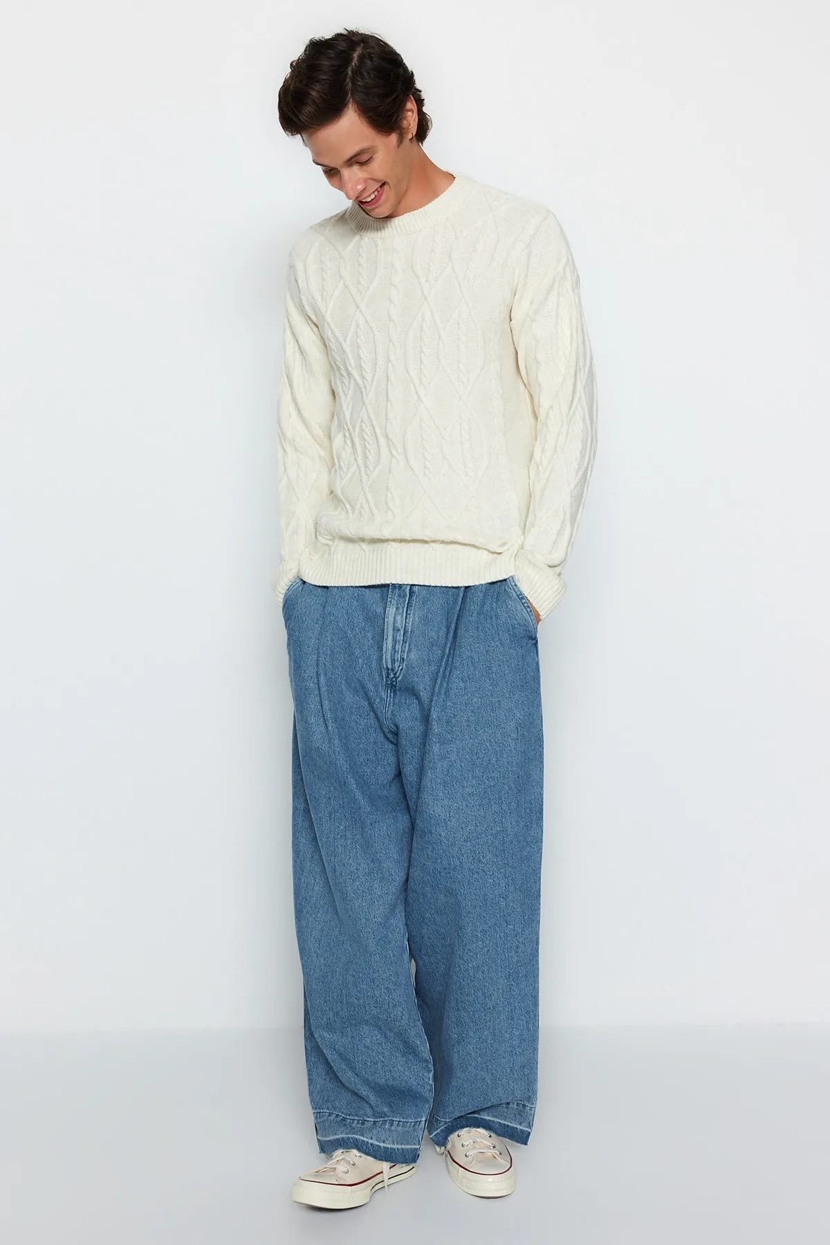 Trendyol Collection  Ecru Unisex Oversize Fit Wide Fit Haarstrickpullover mit Rundhalsausschnitt, weicher Strickpullover TMNAW24KZ00003