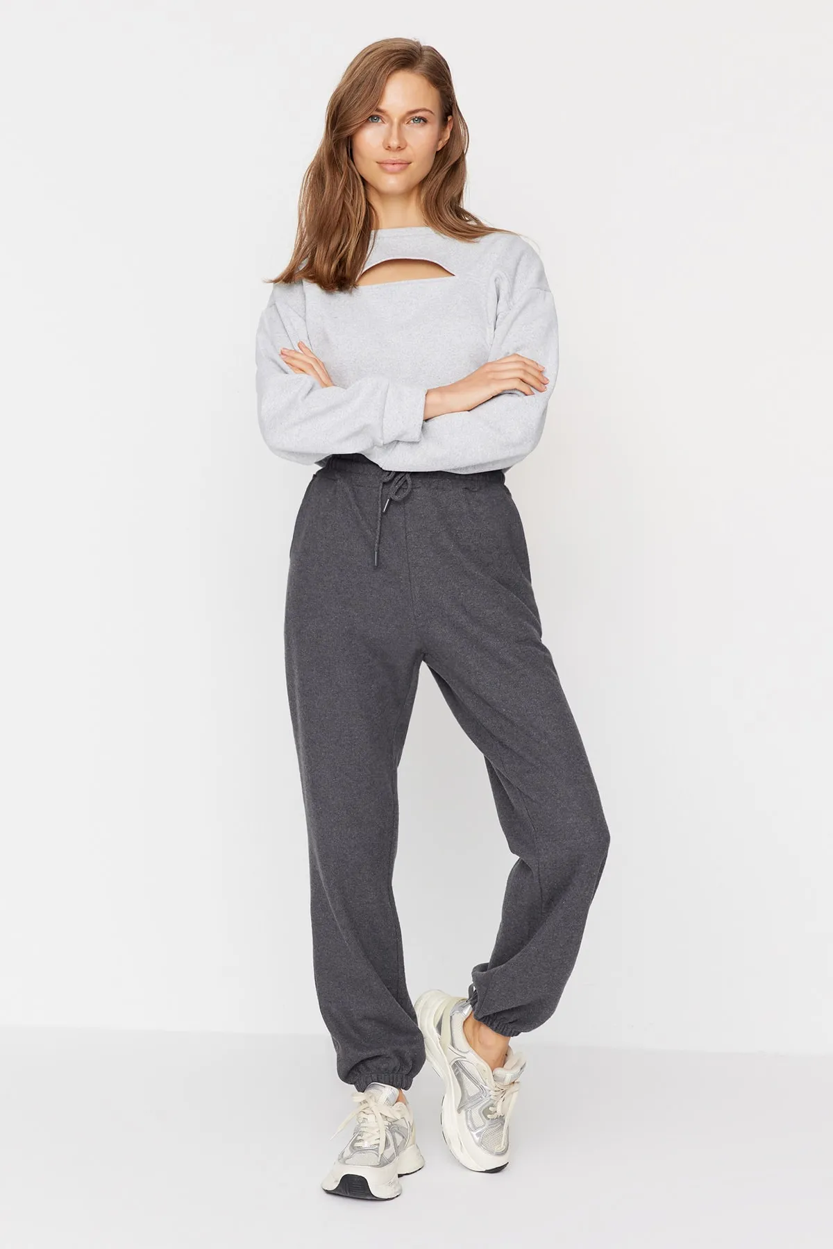 Trendyol Collection  Anthrazitfarbene Thessaloniki-Sport-Jogginghose mit bequemer Passform und Taschenstrick TWOAW21EA0168