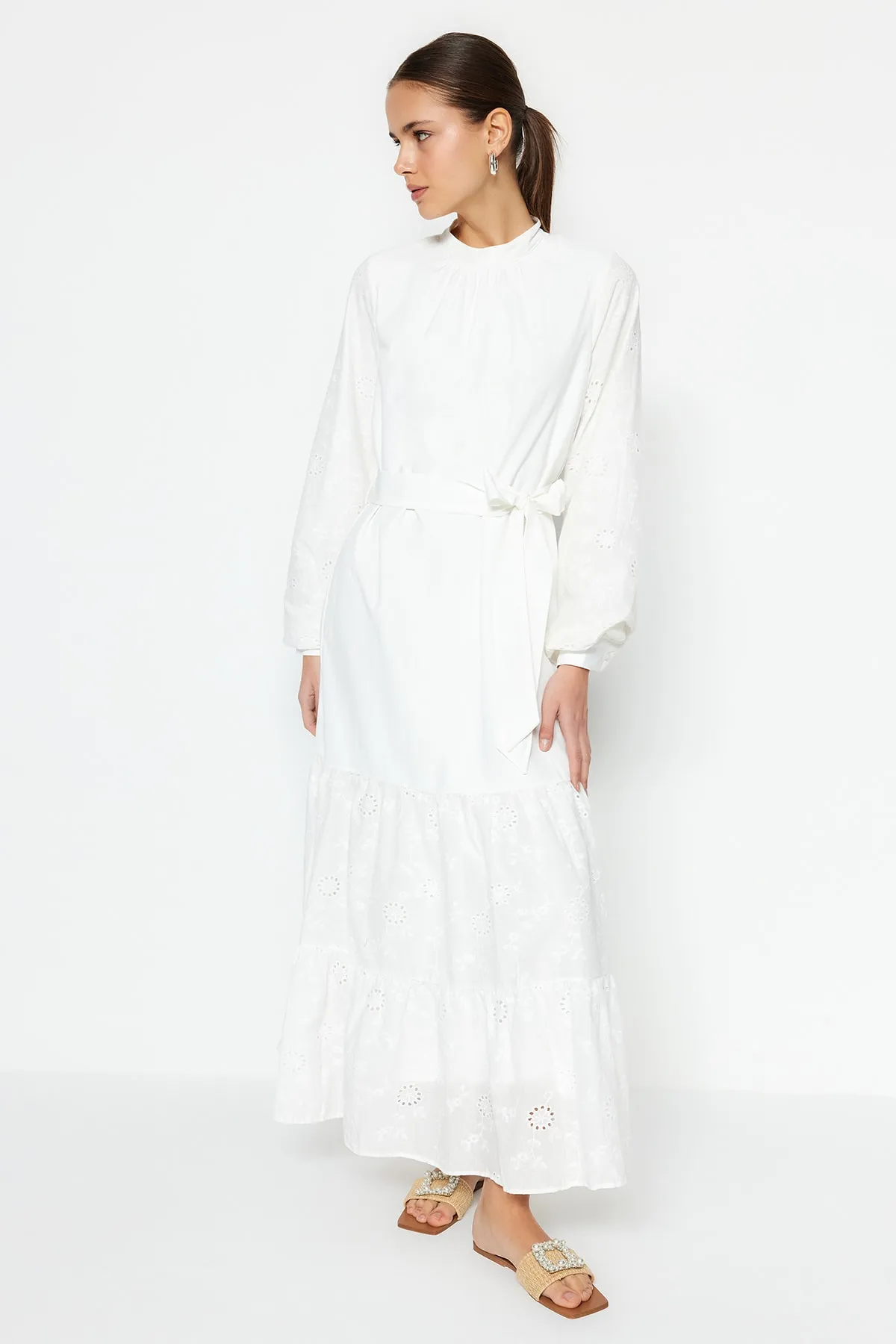 Trendyol Modest  Weißes, gefüttertes, gewebtes Kleid mit Stickereidetails an Ärmeln und Röcken TCTSS23EB00080