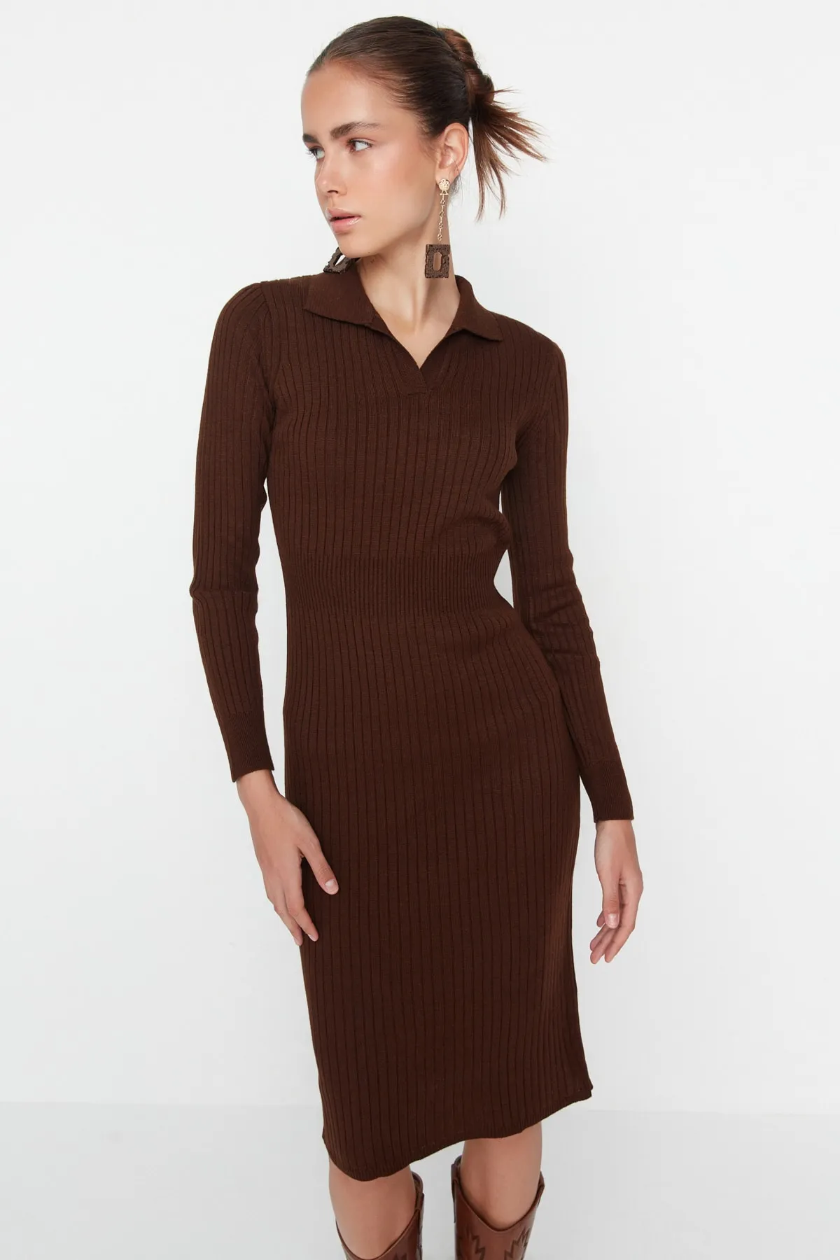 Trendyol Collection  Braun Braunes Midi-Strickkleid mit Rollkragen TWOAW22EL1376 Kleid TWOAW22EL1376