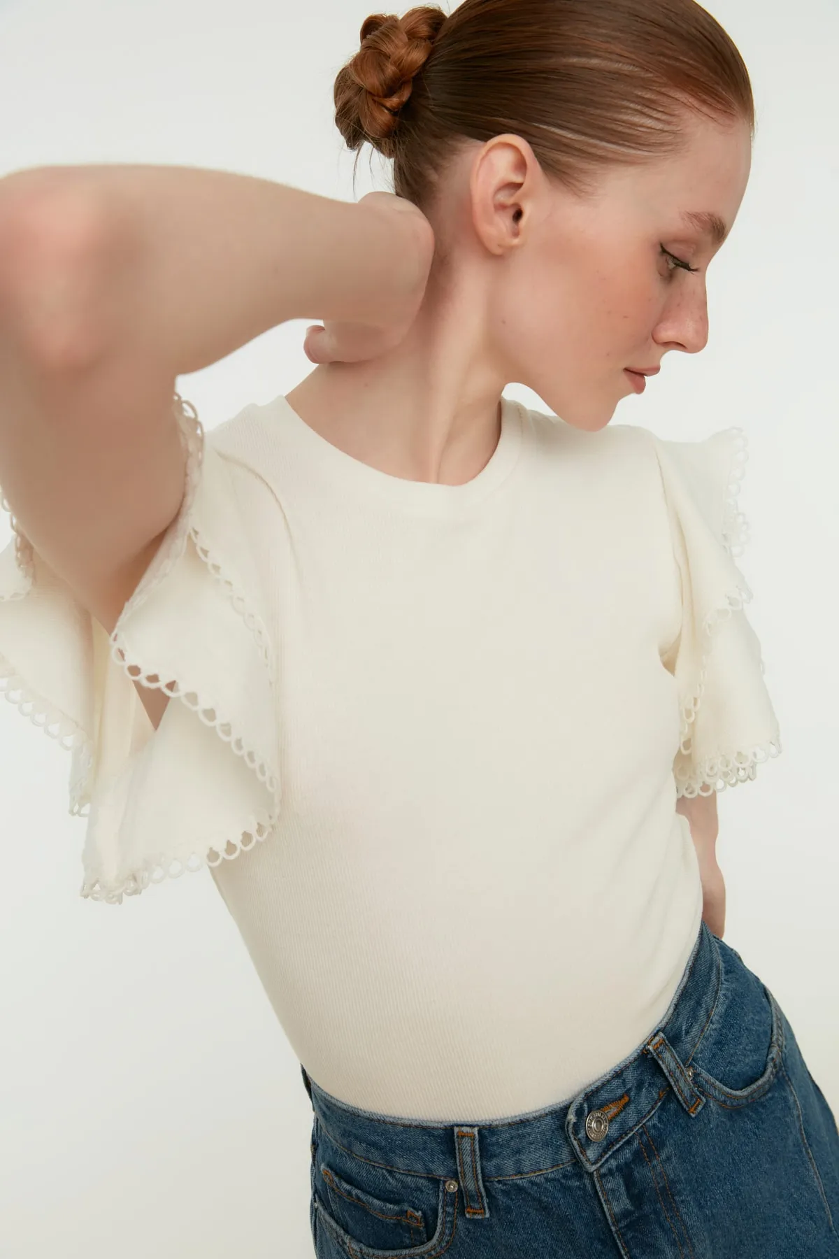 Trendyol Collection  Ecrufarbene Rüschen-Strickbluse TWOSS21BZ0736