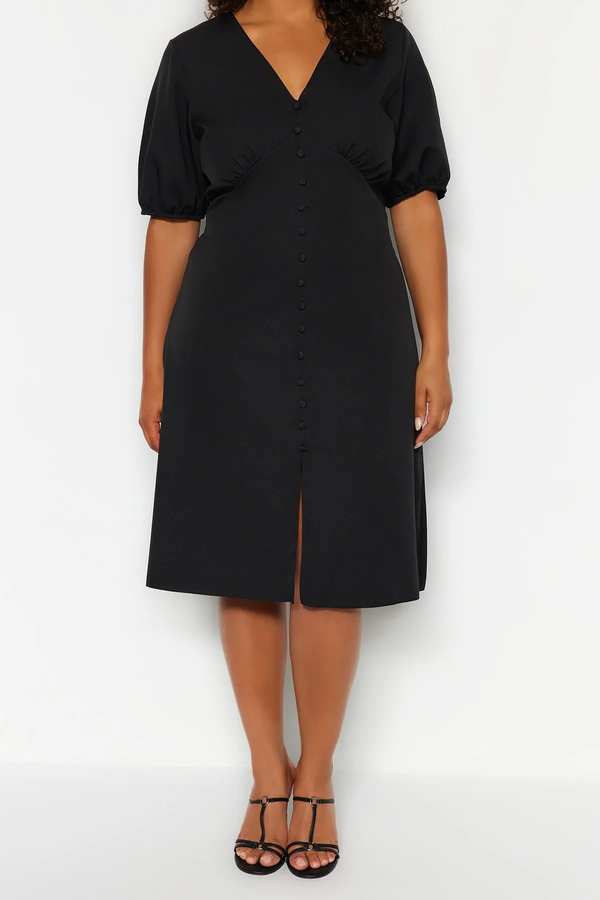 Trendyol Curve  Schwarzes, geknöpftes, gewebtes Kleid mit Schlitz und detailliertem Schnitt TBSSS23AH00257