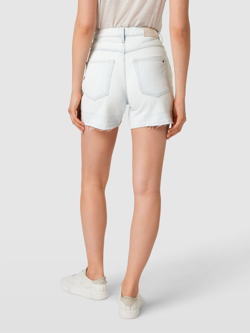 Jeansshorts mit ausgefransten Abschlüssen in hellblau