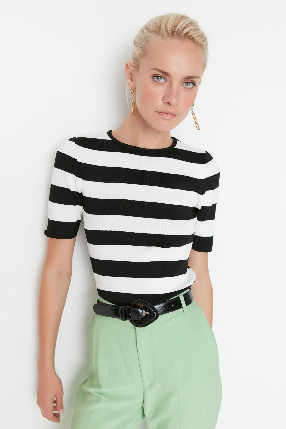 Trendyol Collection  Schwarze Strickbluse mit Farbblockdesign TWOAW23BZ00015