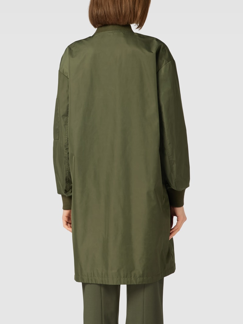 Jacke mit seitlichen Eingrifftaschen in olivgrün