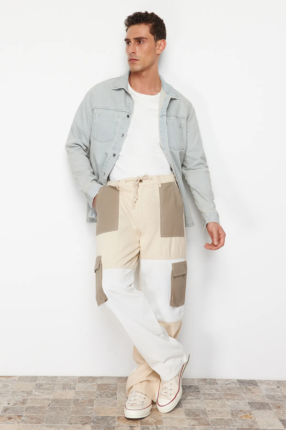 Trendyol Collection  Khakifarbene Cargohose mit lockerer Passform und Farbblock in limitierter Auflage TMNSS24PL00008