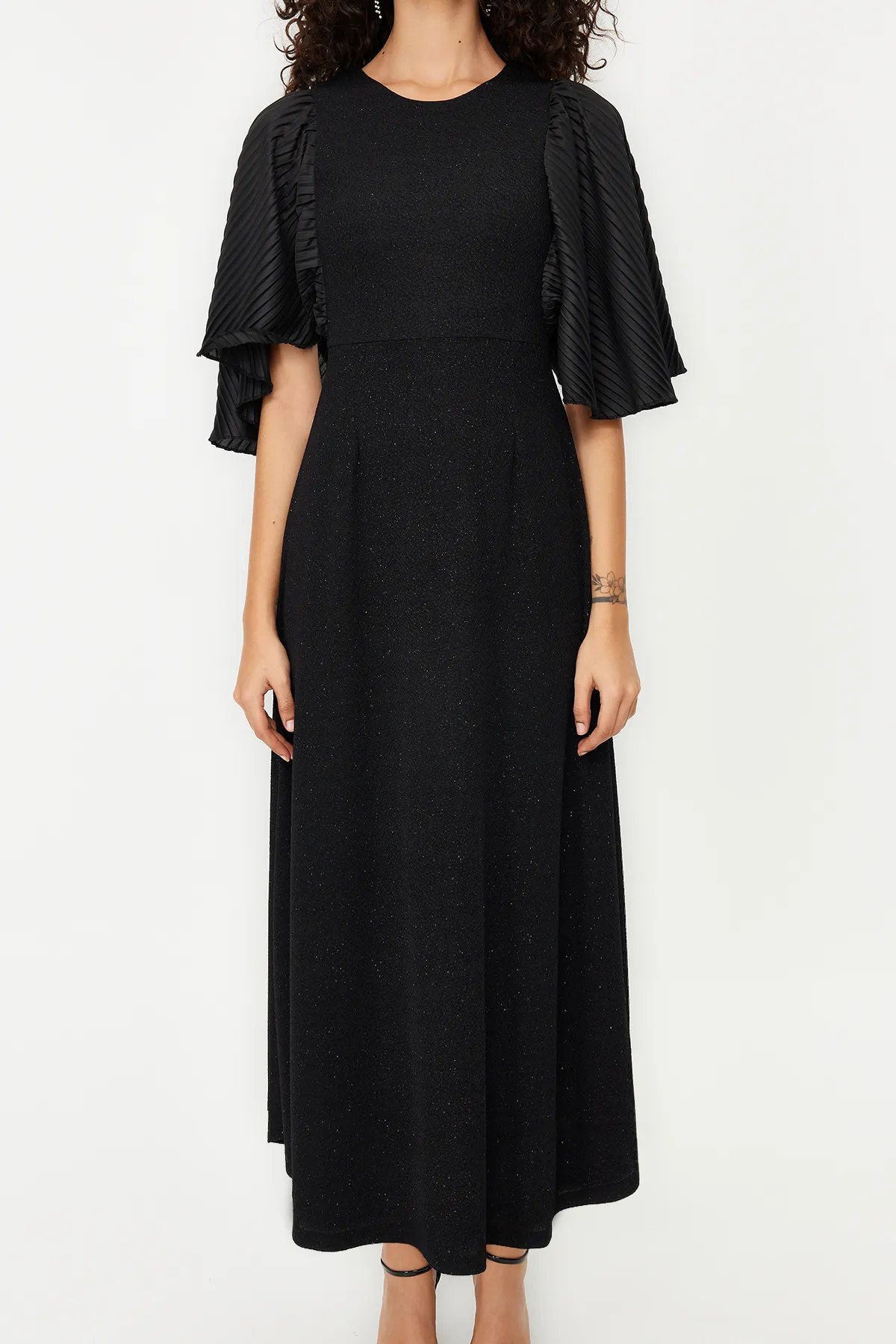 Trendyol Modest  Schwarzes, glitzerndes, elegantes Abendkleid mit Fledermausärmeln TCTSS24DB00042