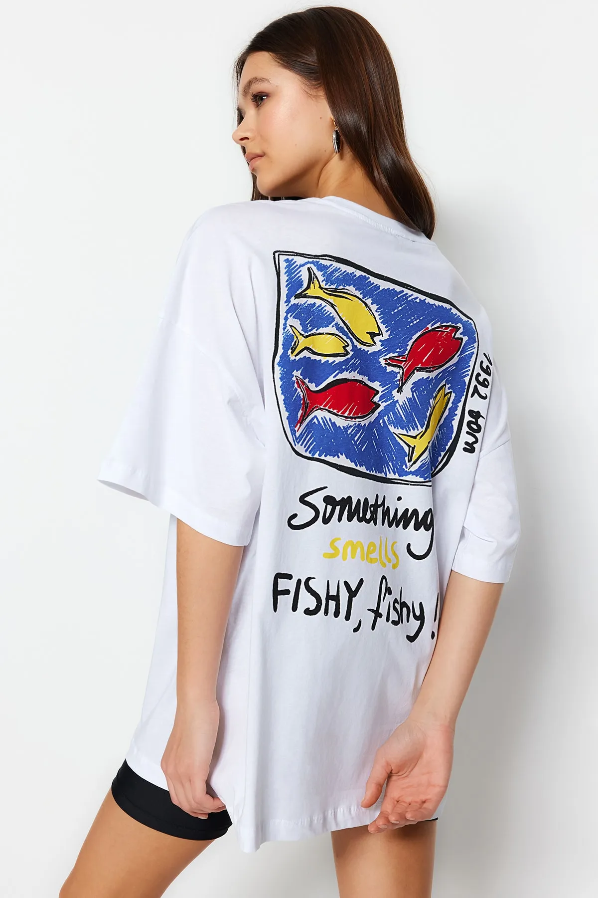 Trendyol Collection  Weißes, bedrucktes, übergroßes/weites Strick-T-Shirt mit Rundhalsausschnitt aus 100 % Baumwolle TWOSS23TS00329