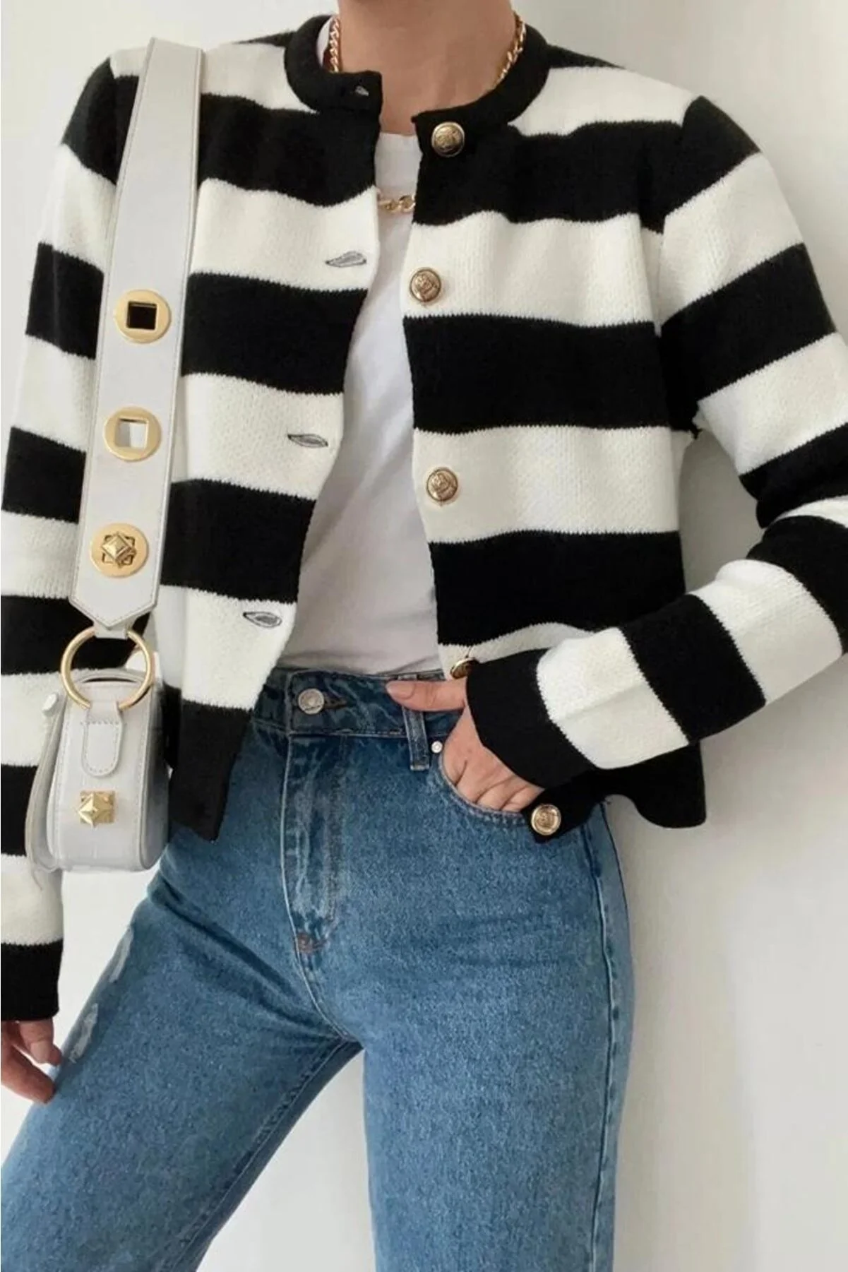 MODAGEN  Schwarz gestreifter Crop-Strick-Cardigan für Damen mit Rundhalsausschnitt und goldfarbenen Knöpfen