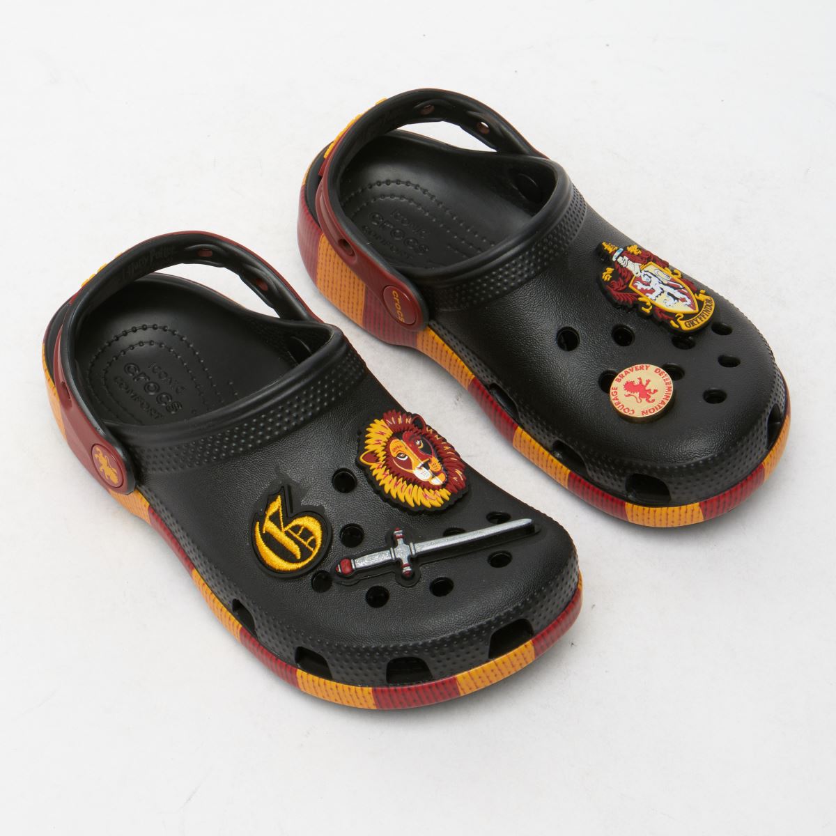 Crocs fekete és piros griffendéles klumpa junior szandál