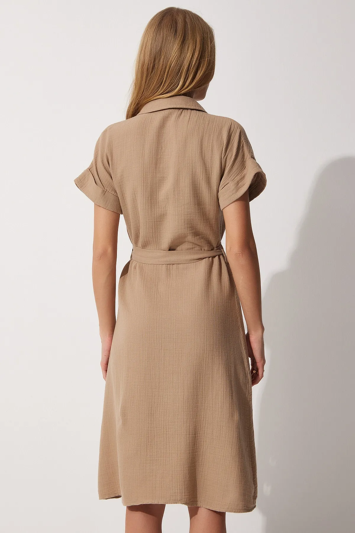 Happiness İstanbul  Damen-Hemdkleid aus Leinen in Dunkelbeige mit Gürtel MX00046