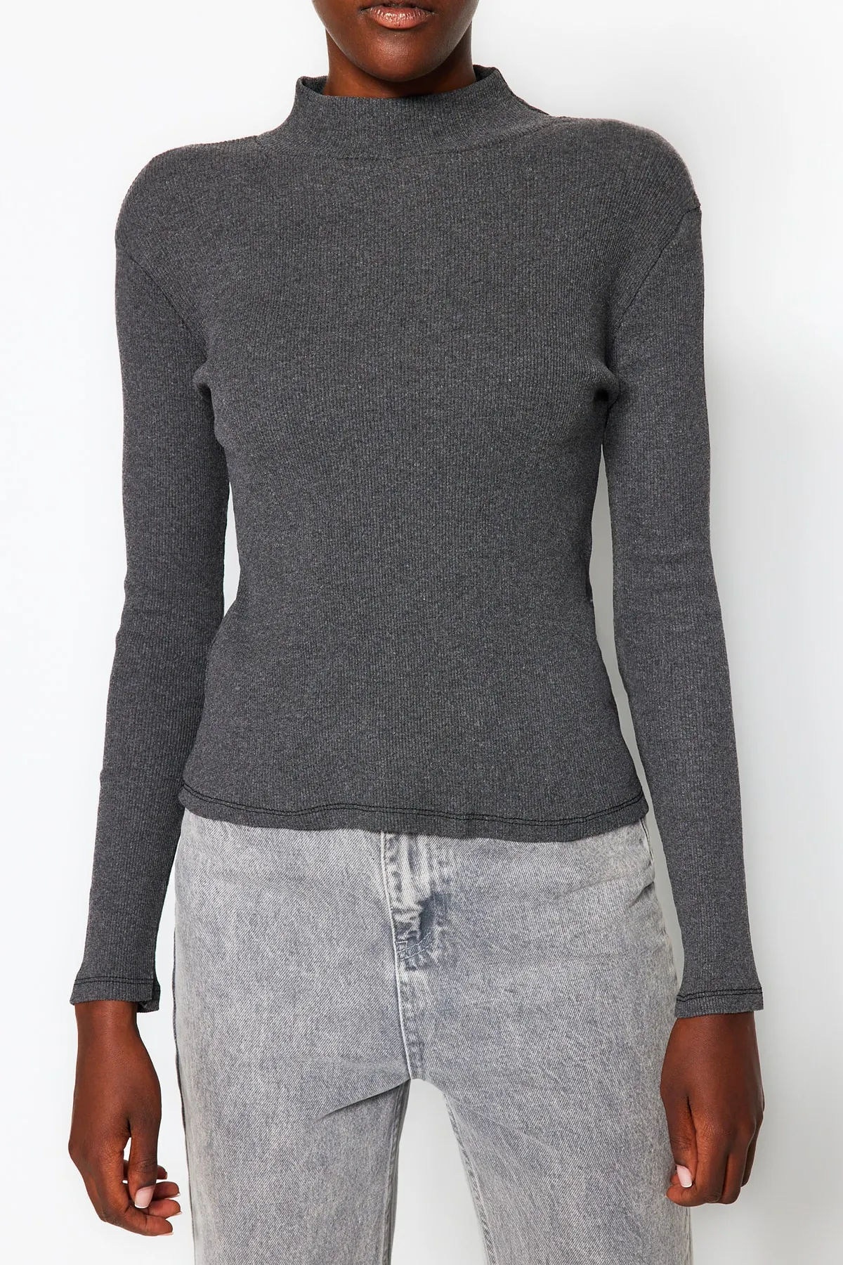 Trendyol Collection  Dunkelanthrazitfarbene, taillierte, langärmelige, gerippte, dehnbare Strickbluse mit hohem Kragen TWOAW21BZ0423