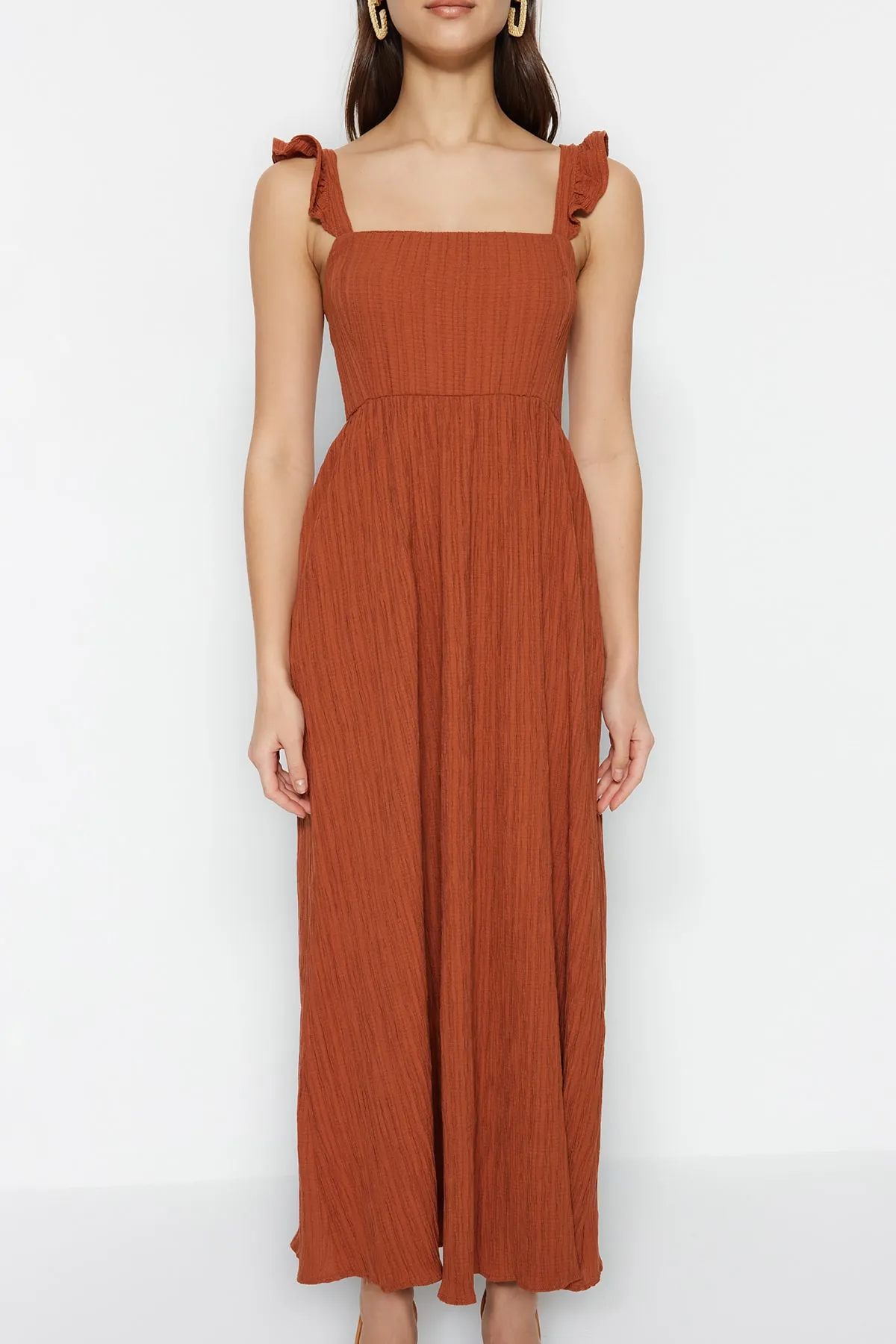 Trendyol Collection  Zimtfarbenes Maxi-Webkleid mit geradem Schnitt und quadratischem Ausschnitt und Rüschen, TWOSS23EL02273