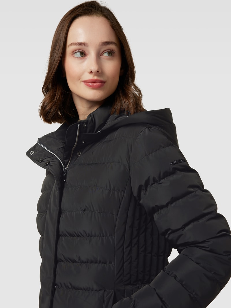 Steppjacke mit seitlichen Reißverschlusstaschen in schwarz