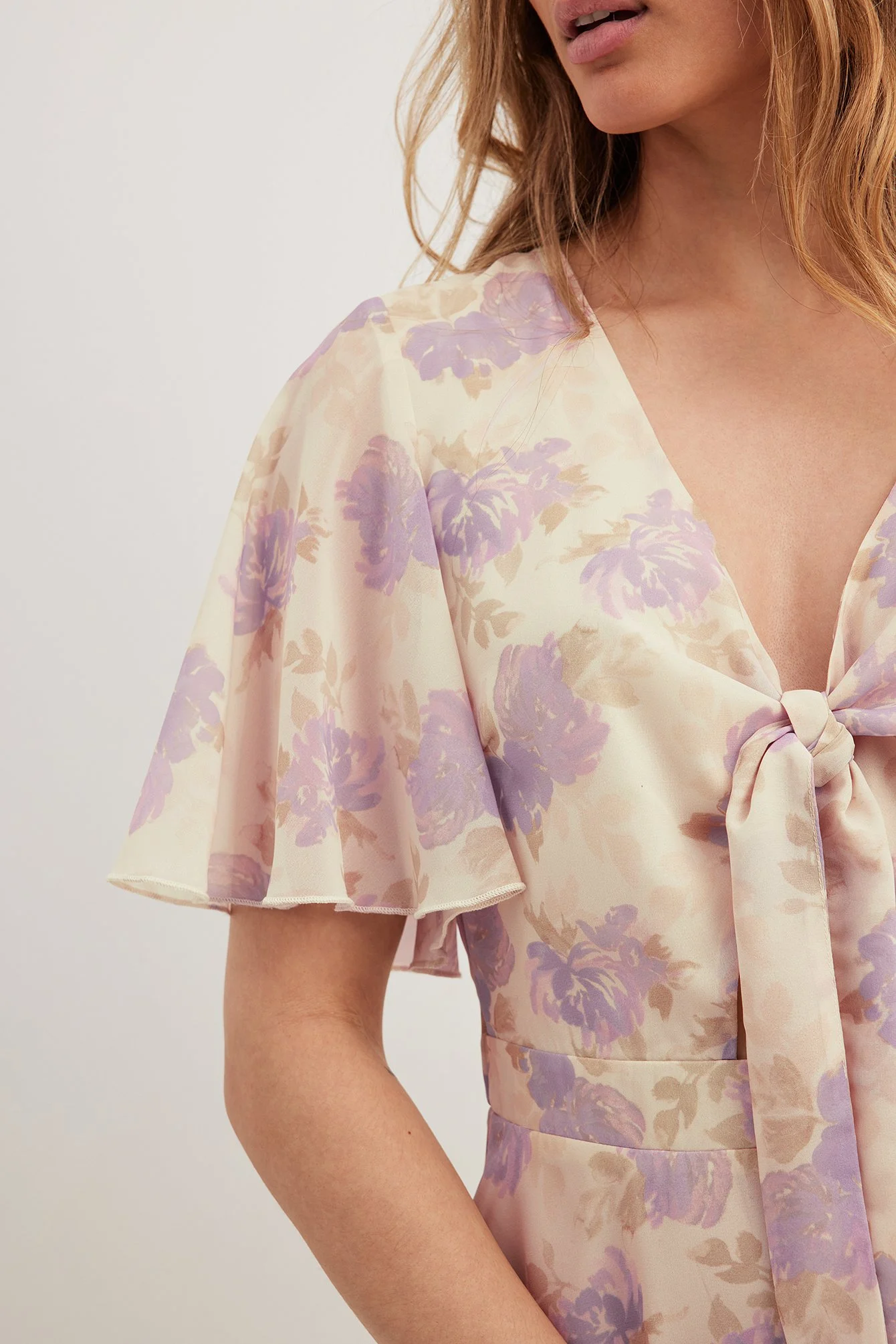 Chiffon-Minikleid mit Schnürung vorne