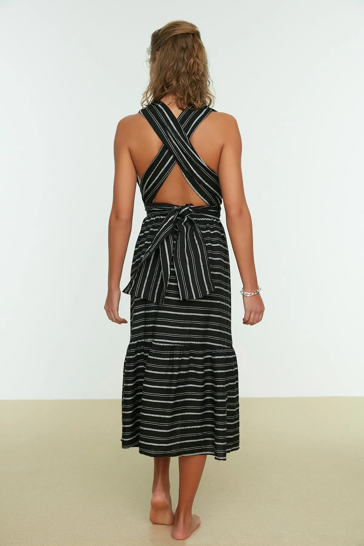 Trendyol Collection  Schwarz gestreiftes, gewebtes Strandkleid mit Krawattendetails TBESS21EL3640