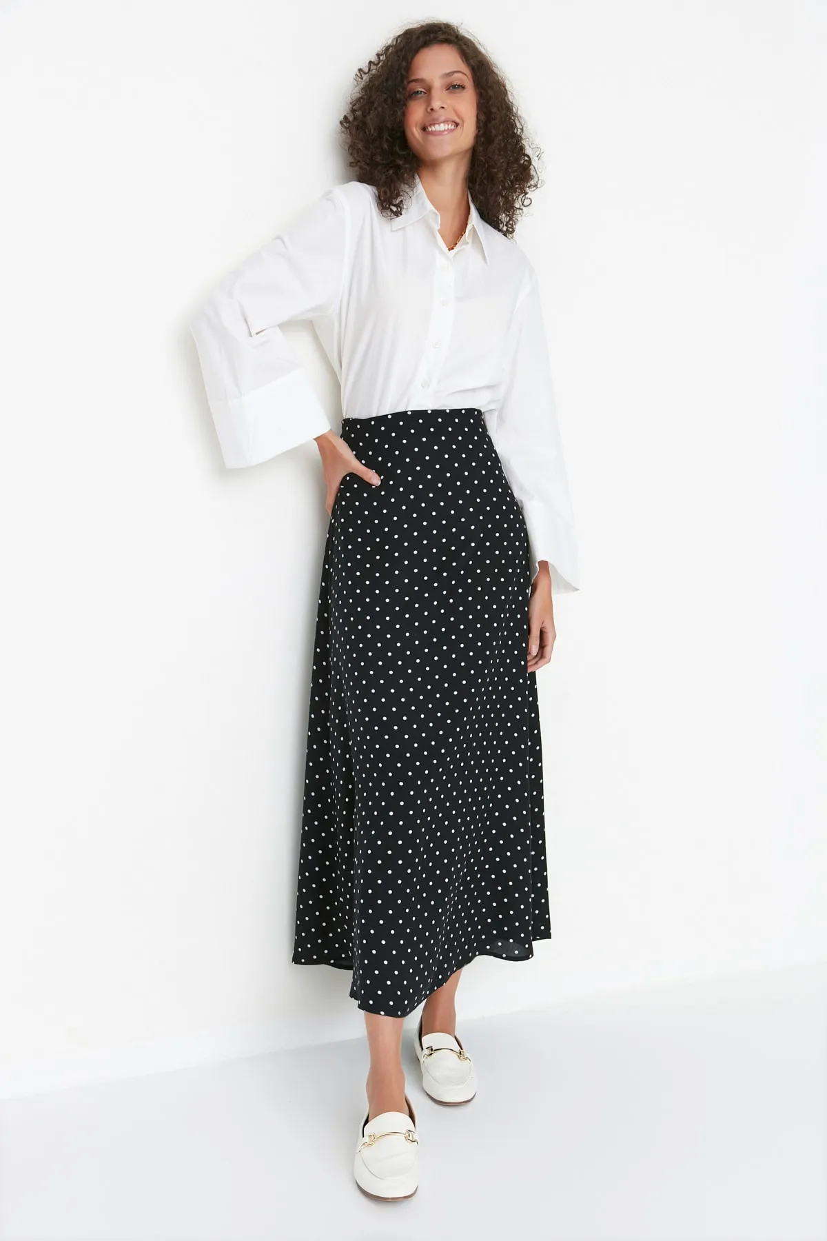 Trendyol Modest  Schwarzer gepunkteter Glockenwebrock TCTSS22EE0006