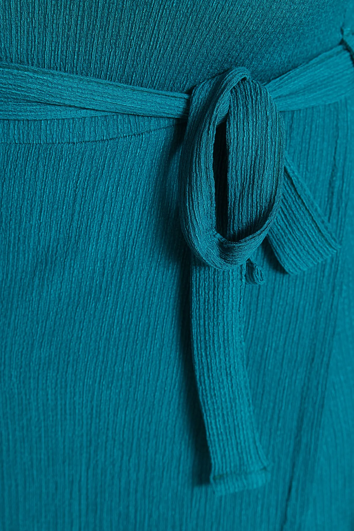 Trendyol Curve  Petrolfarbenes, zweireihiges Strickkleid mit Gürtel TBBSS22AH0144
