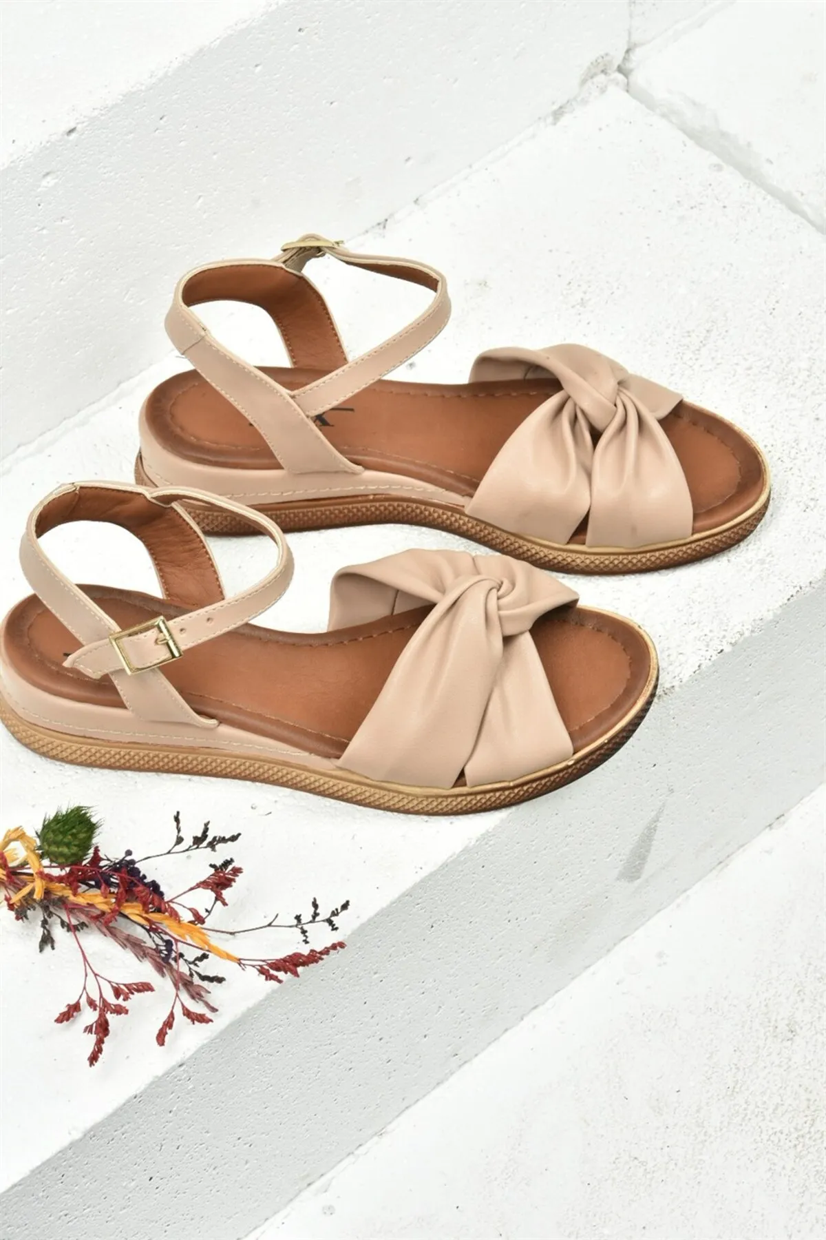Fox Shoes  Hellbraune Damensandalen mit Keilabsatz K674300409