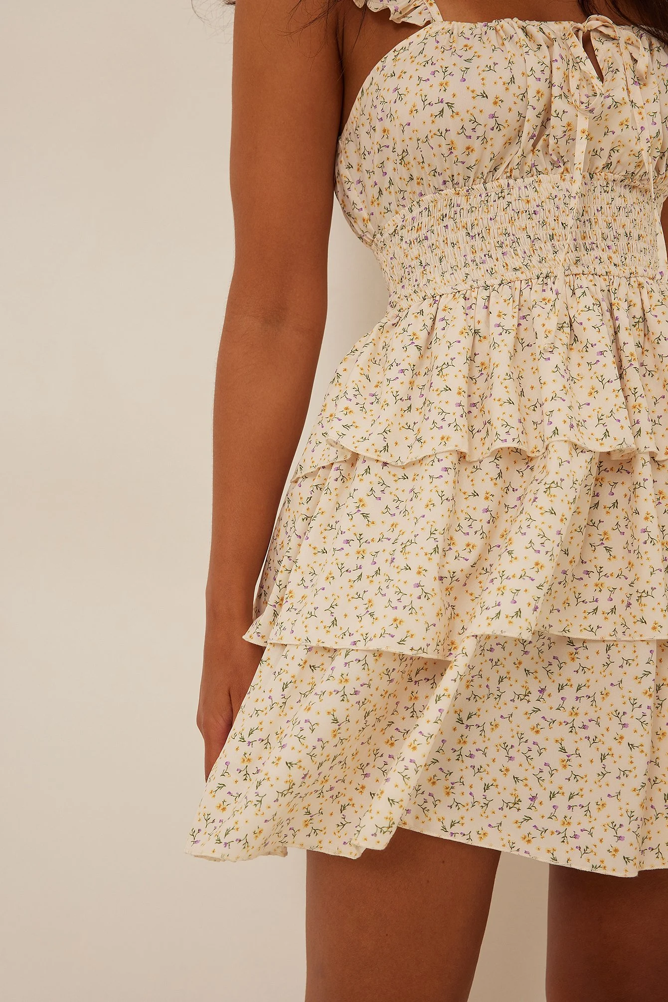 Minikleid mit Volantdetail