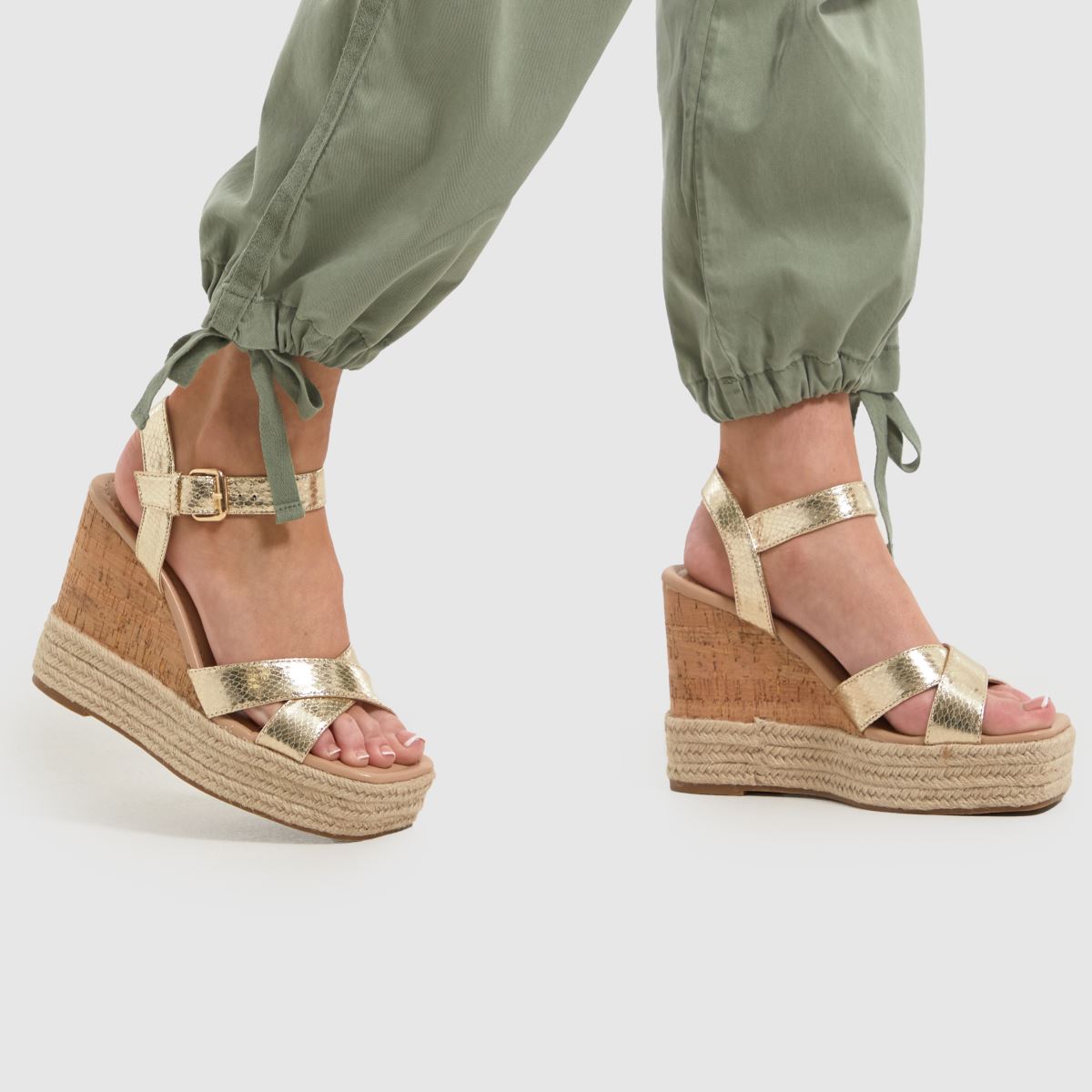 Schuh Valley – Guldfärgade espadriller i kork med kilklack