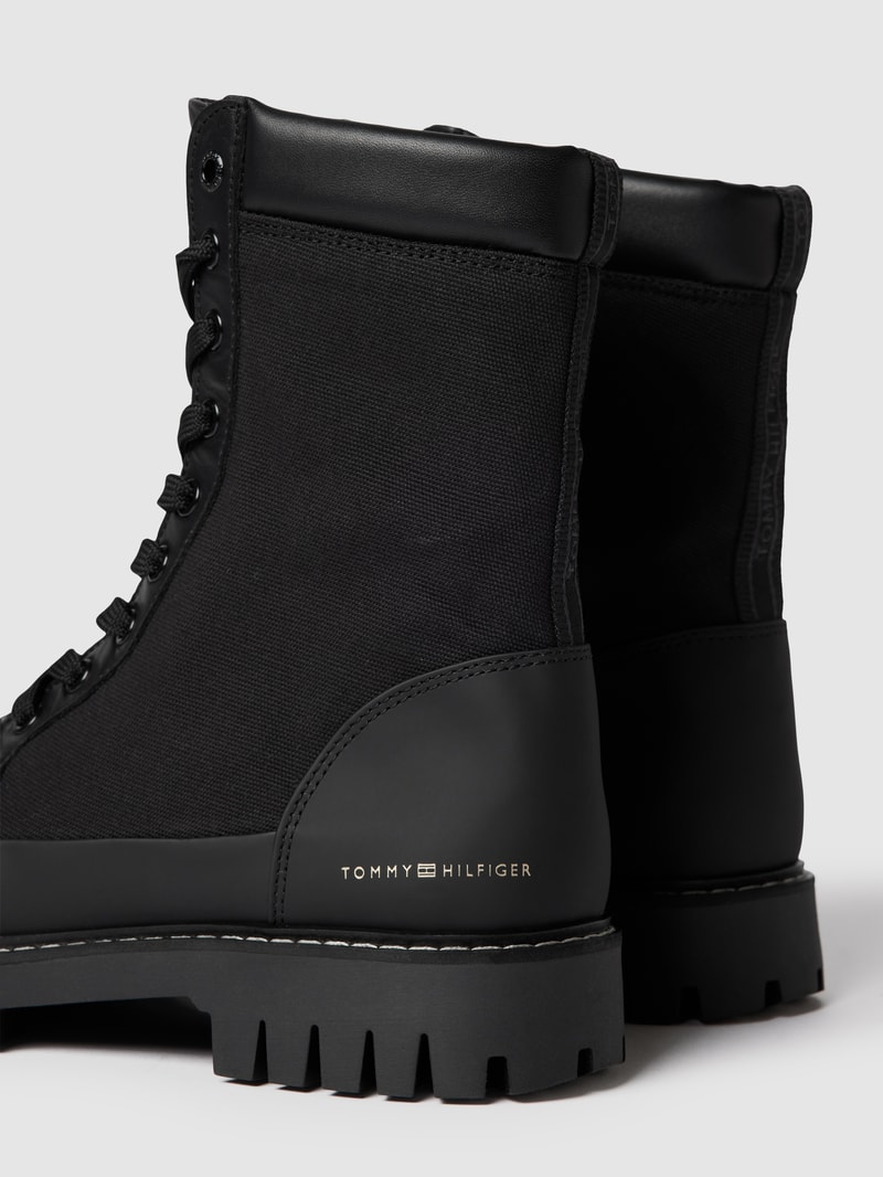 Boots mit Kontrastbesatz in schwarz