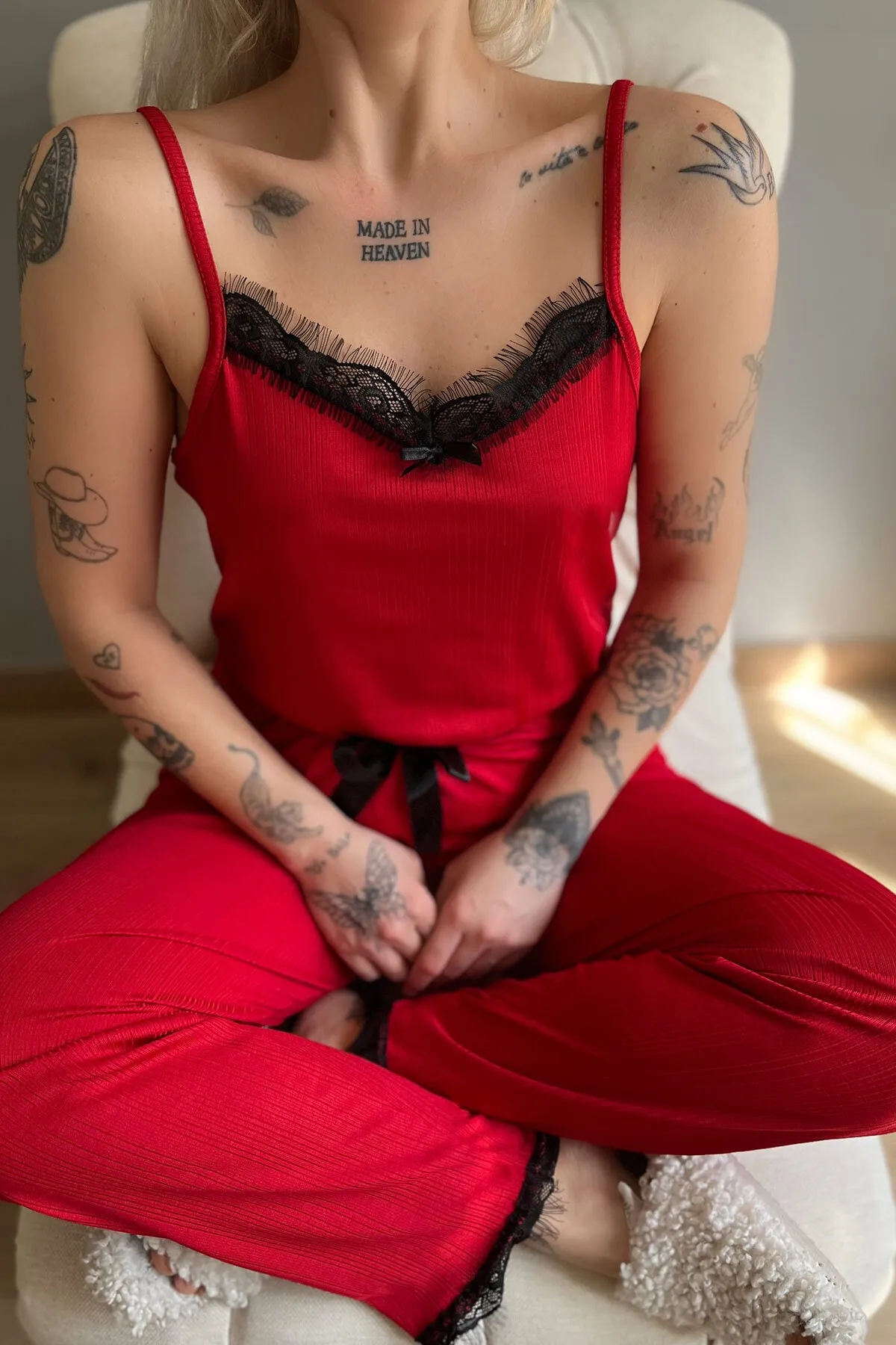 Pijamaevi  Gestricktes Damen-Pyjama-Set mit rotem Spitzenseil und Riemen