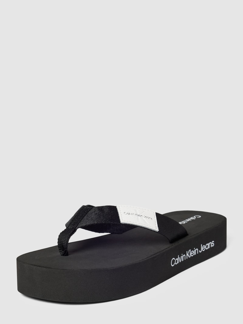 Zehentrenner mit Label-Details Modell 'FLATFORM' in schwarz