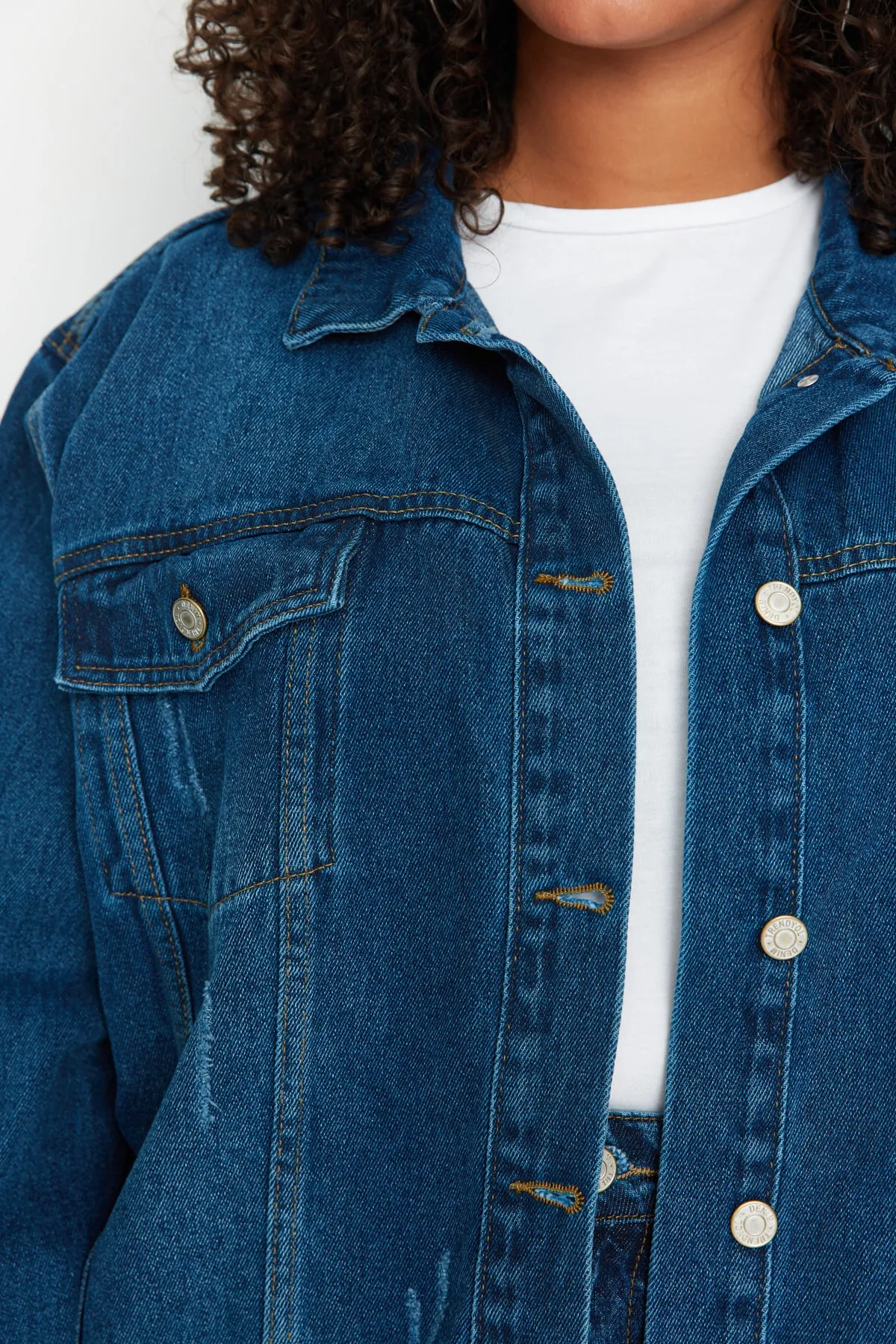 Trendyol Curve  Blaue Jeansjacke mit Taschendetail TBBSS22YE00000