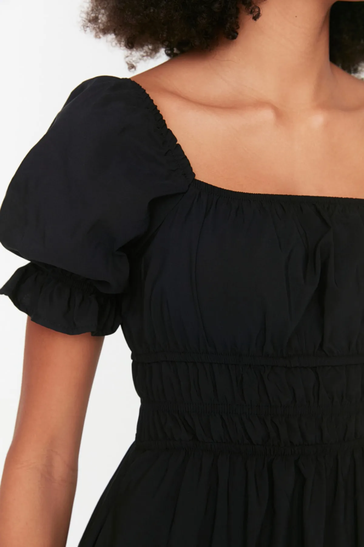 Trendyol Collection  Schwarzes Midi-Webkleid mit Ballonärmeln und Taillenöffnung TWOSS22EL1768