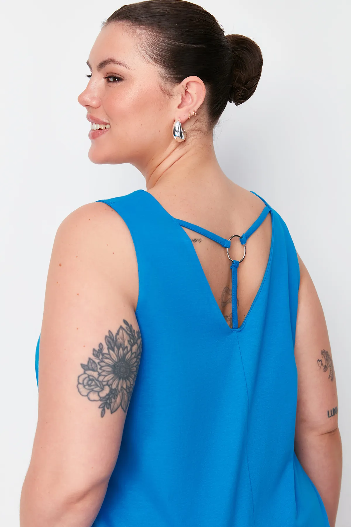 Trendyol Curve  Blaue, detaillierte Strickbluse auf der Rückseite TBSSS24AF00061